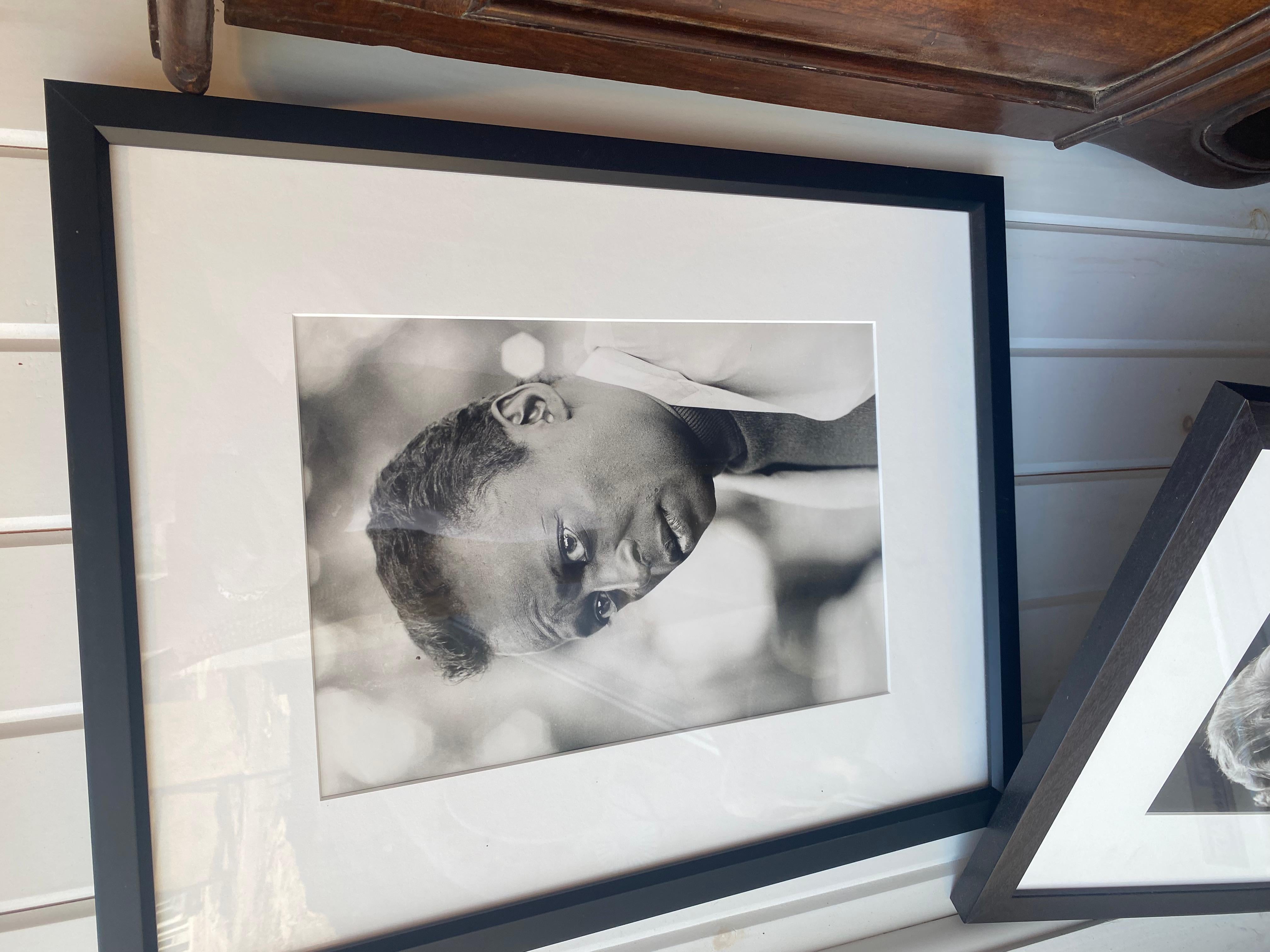 Foto in bianco e nero dell'artista jazz Miles Davis in cornice ebanizzata. in vendita 1