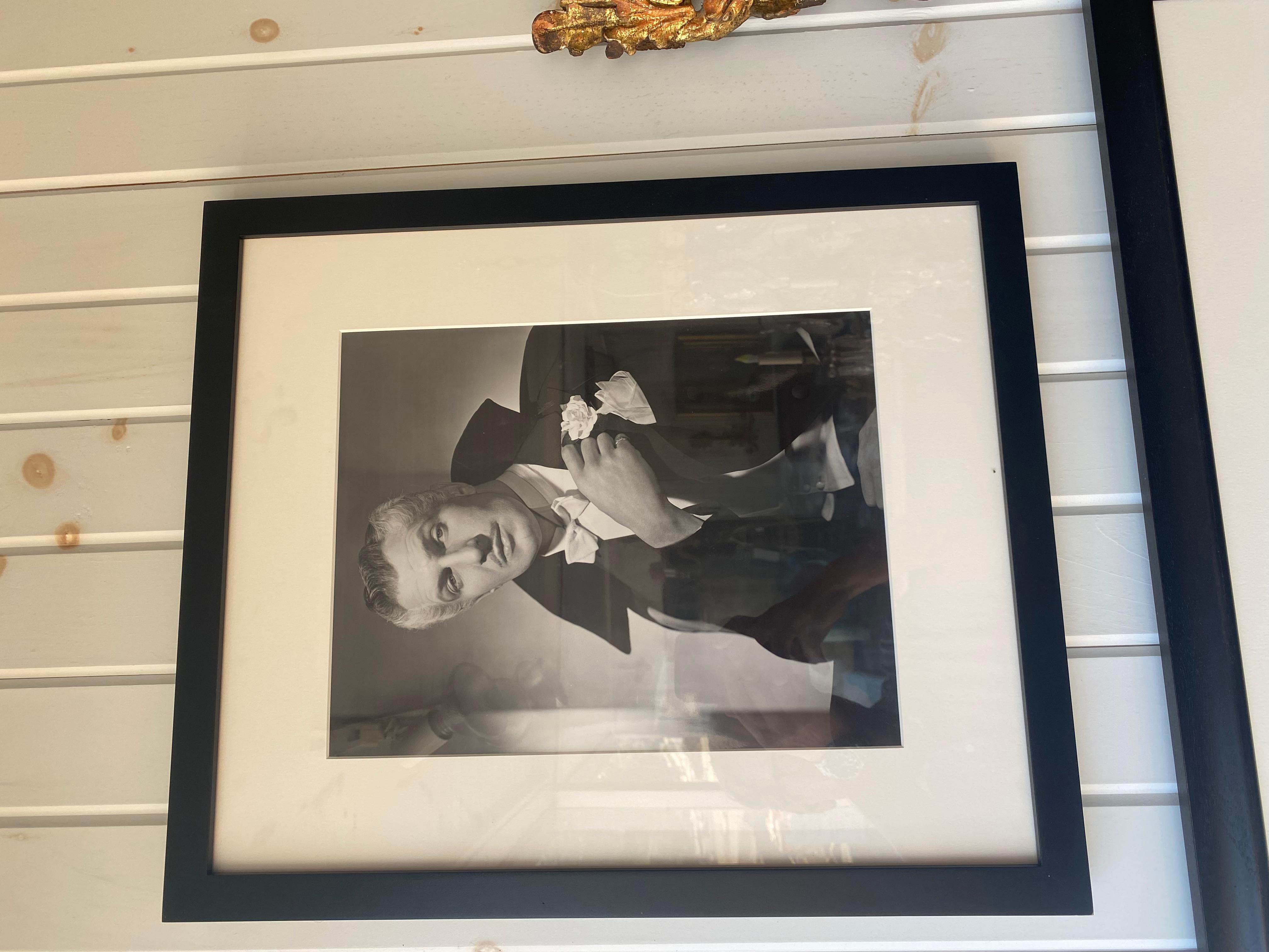 Foto in bianco e nero dell'artista jazz Miles Davis in cornice ebanizzata. in vendita 2