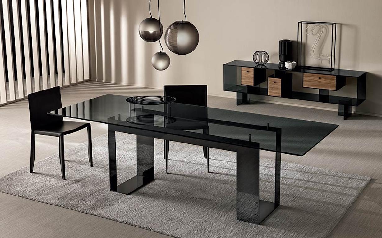 Parmi les meubles créés par le designer Giulio Mancini, la table haute Miles est parfaite pour les ambiances ultra-modernes, où la simplicité et la netteté des lignes sont reines. 

Le plateau en verre trempé de cette table haute peut être demandé