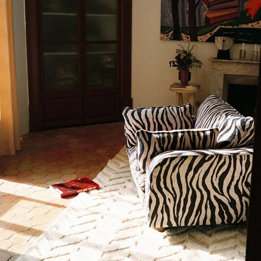 Miles ist eine Serie von Sitzmöbeln, die von MER Arkitekter in Zusammenarbeit mit Dusty Deco entworfen wurde. Die Serie umfasst unter anderem den Miles Love Seat Zebra. Dieser großzügige Sessel ist an seinen großen Kissen, den weichen Rundungen und