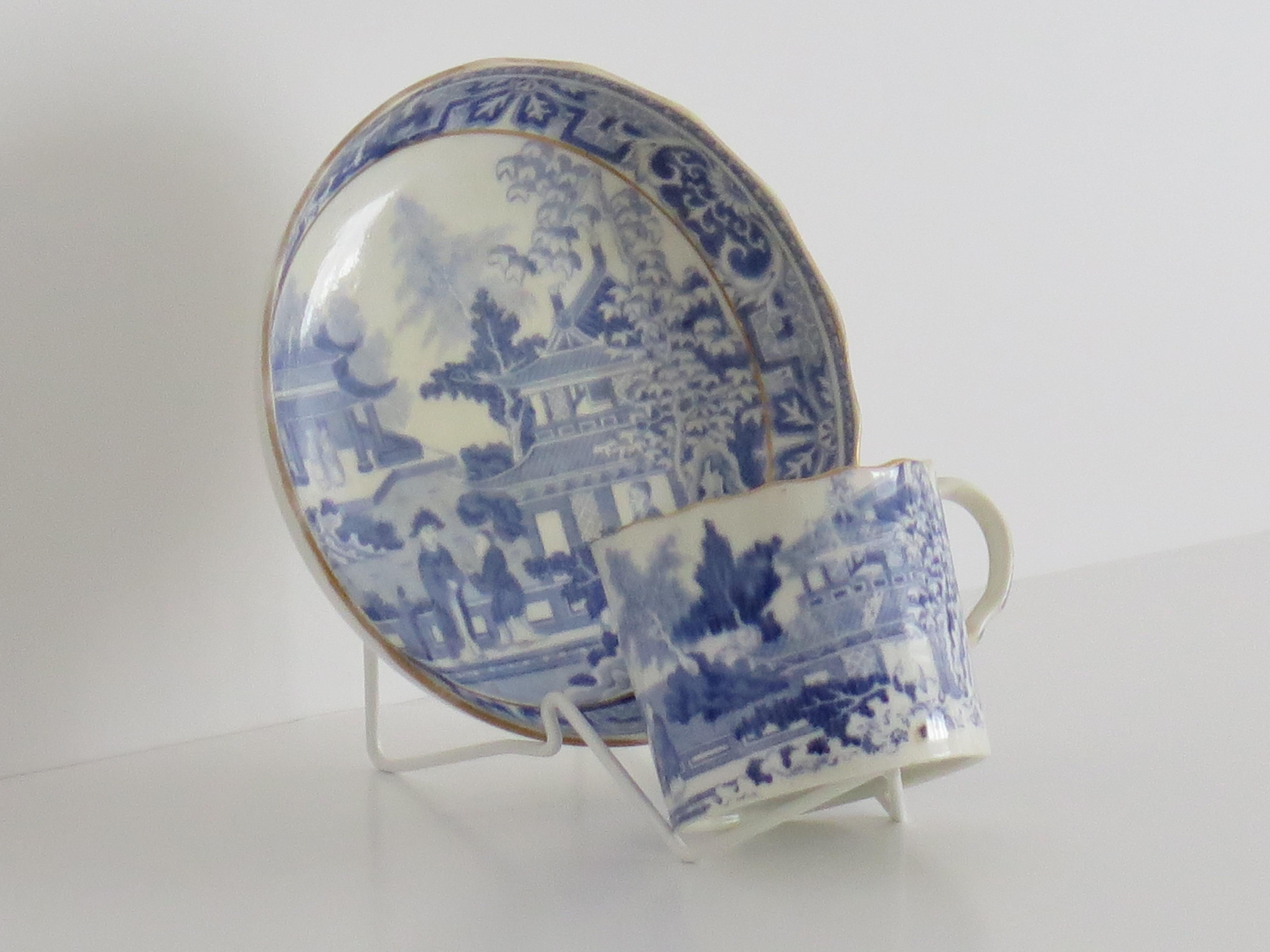 English Miles Mason Coffee Can & Saucer Porcelain Chinamen on Verandah Pattern, Ca 1805 For Sale