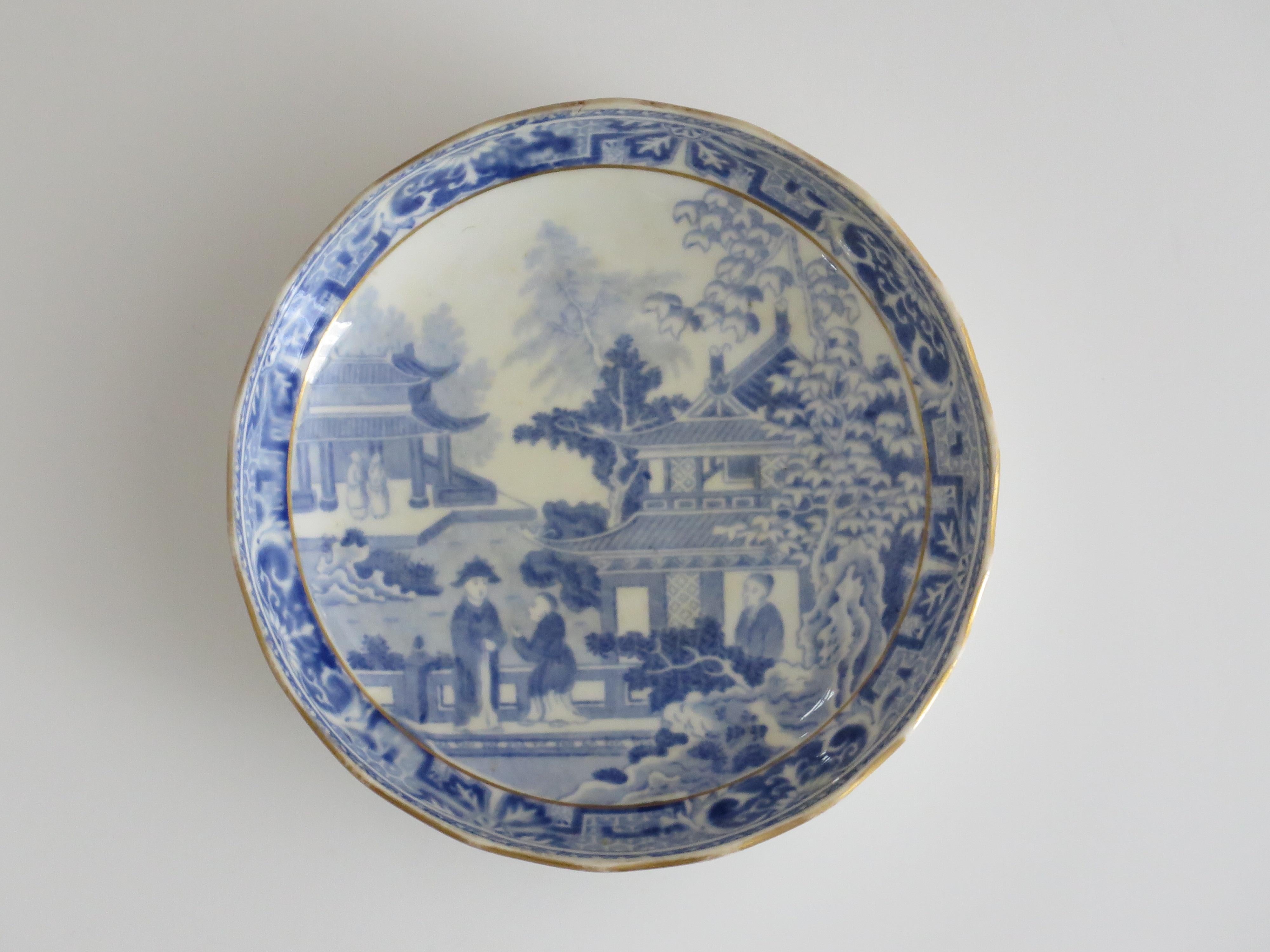 Miles Mason Coffee Can & Saucer Porcelain Chinamen on Verandah Pattern, Ca 1805 In Good Condition For Sale In Lincoln, Lincolnshire