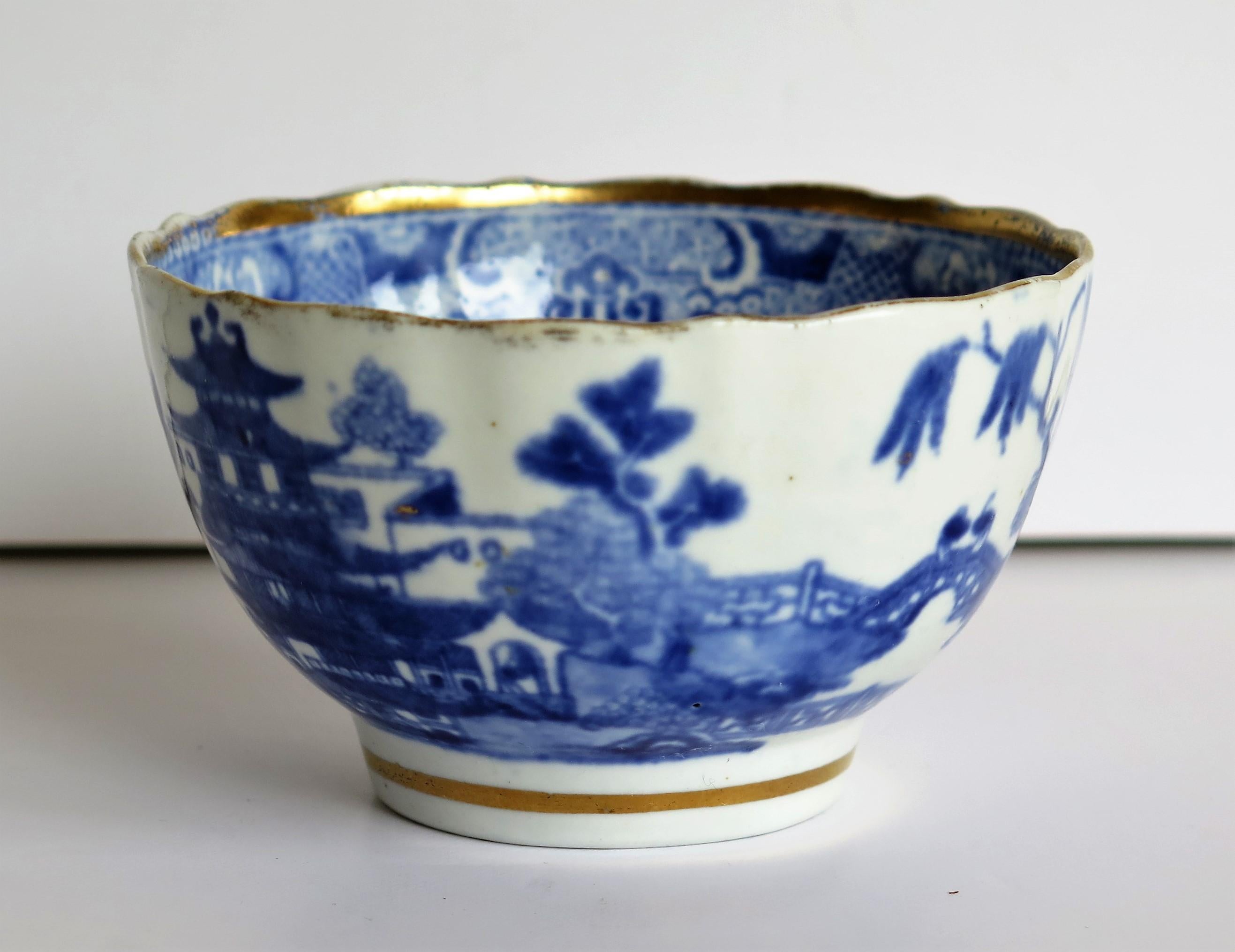 Chinoiserie Miles Mason Porcelain Bowl Blue and White Pagoda Pattern, English, circa 1805