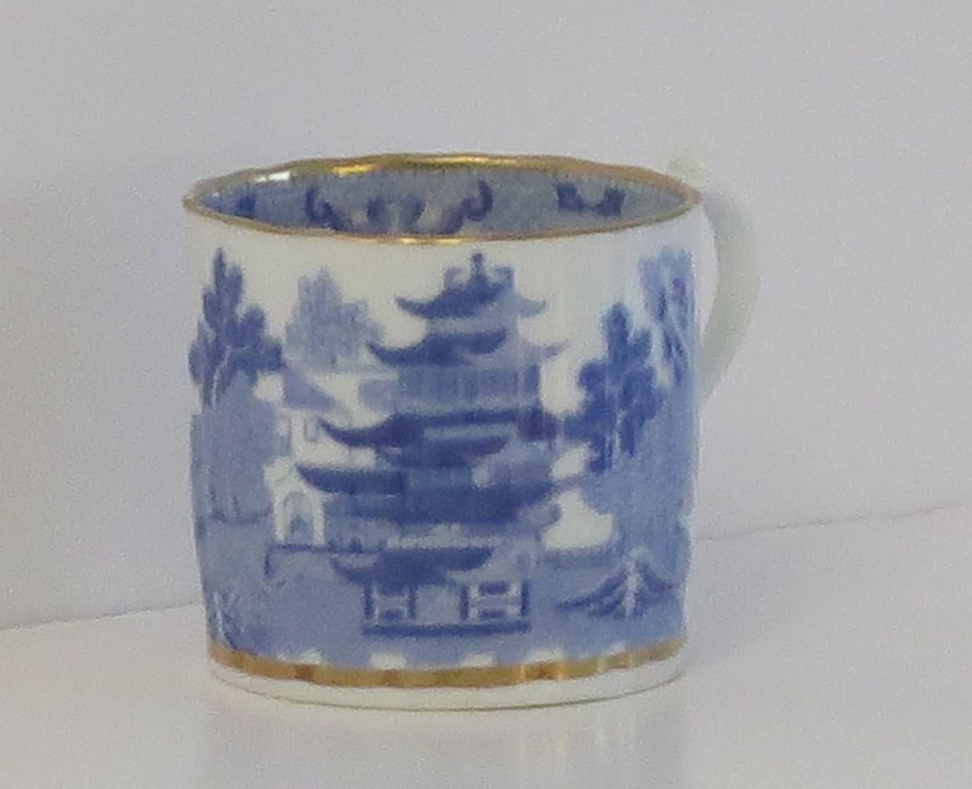 Miles Mason Porzellan Kaffeekanne Blau-Weiß Broseley Vergoldet Ptn 50, um 1808 (Chinoiserie) im Angebot