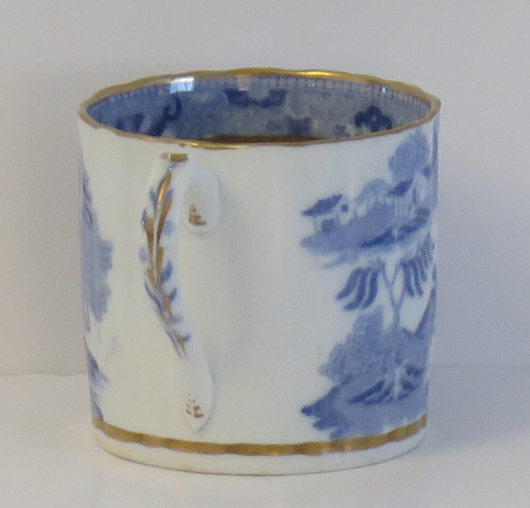 Miles Mason Porcelain Coffee Can Blue & White Broseley Gilded Ptn 50, circa 1808 In Good Condition For Sale In Lincoln, Lincolnshire