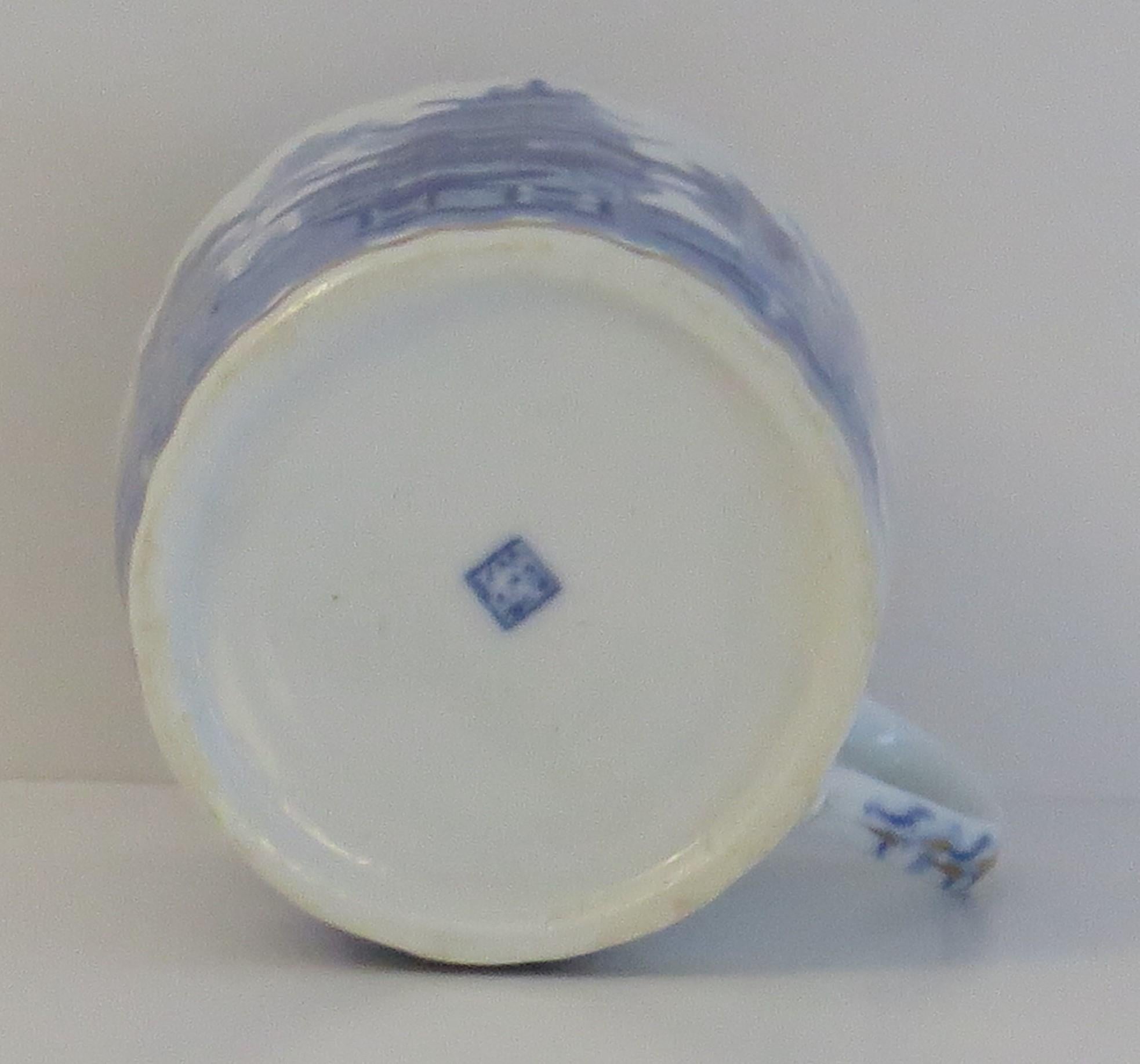 Miles Mason Porcelain Coffee Can Blue & White Broseley Gilded Ptn 50, circa 1808 en vente 1