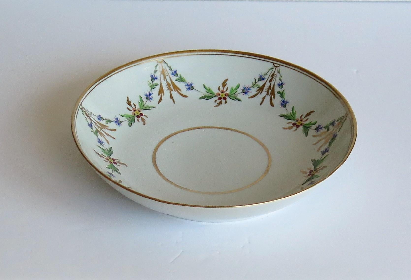 Es handelt sich um einen handbemalten und vergoldeten tiefen Teller oder eine Untertasse aus Porzellan, hergestellt von Miles Mason (Mason's), Staffordshire Potteries, England, in den ersten Jahren des 19. Jahrhunderts, der Zeit Georgs III. um