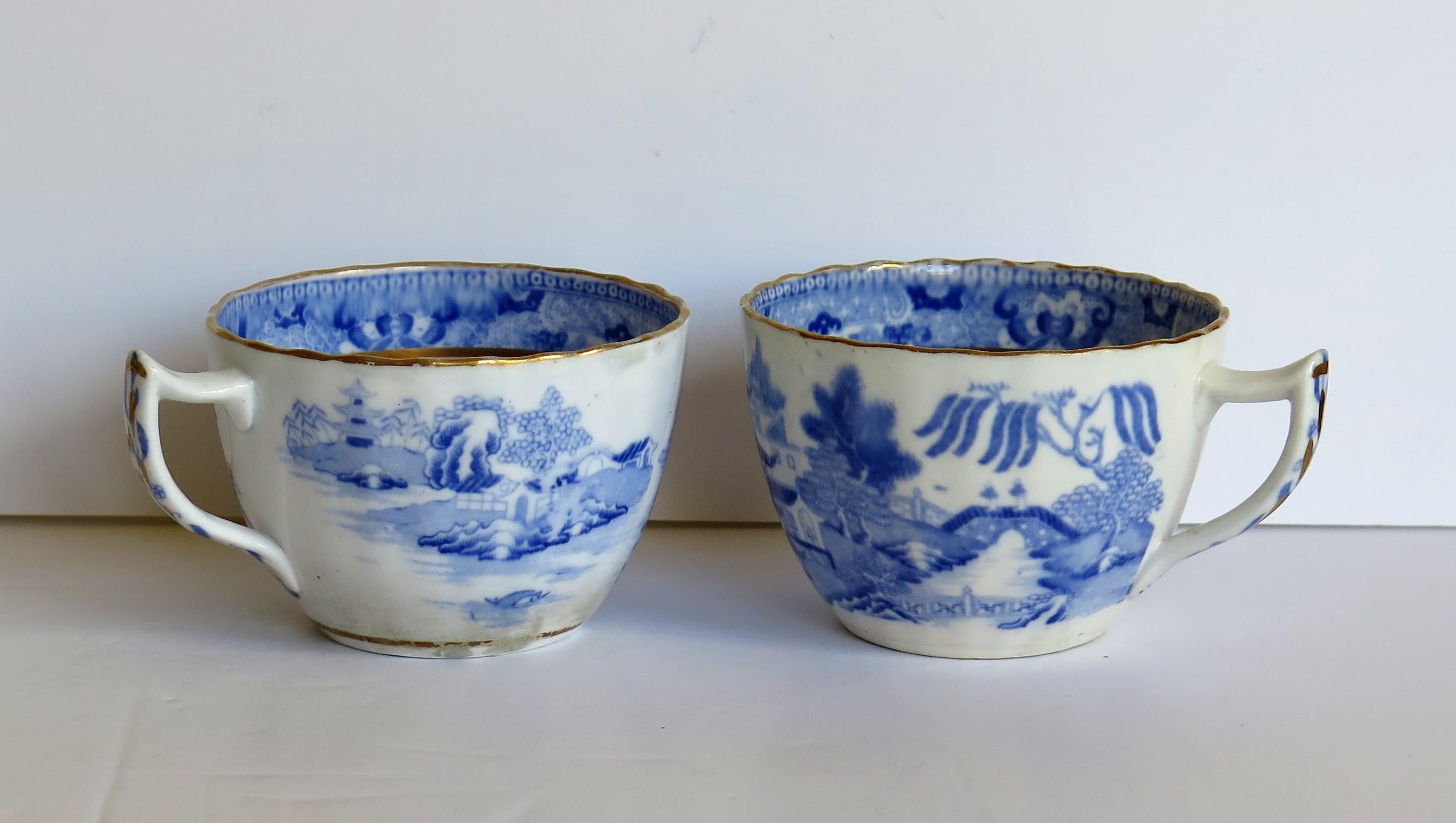 Chinoiserie Miles Mason Porcelain Pair of Tea Cups Broseley Blue and White Pattern, Ca. 1805 For Sale