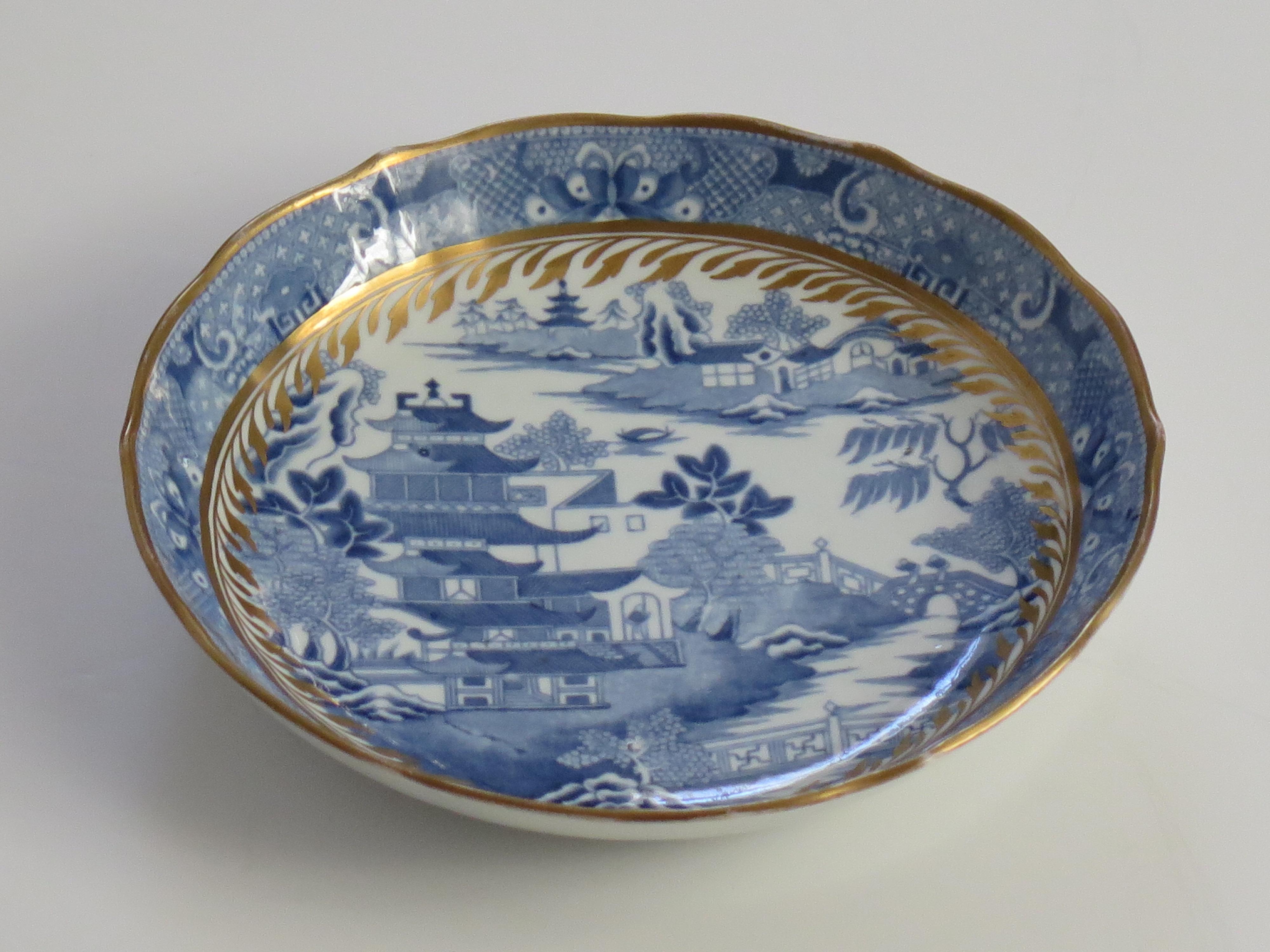Saucière Miles Mason en porcelaine bleue et blanche dorée à motif de Broseley, ca 1805 en vente 2
