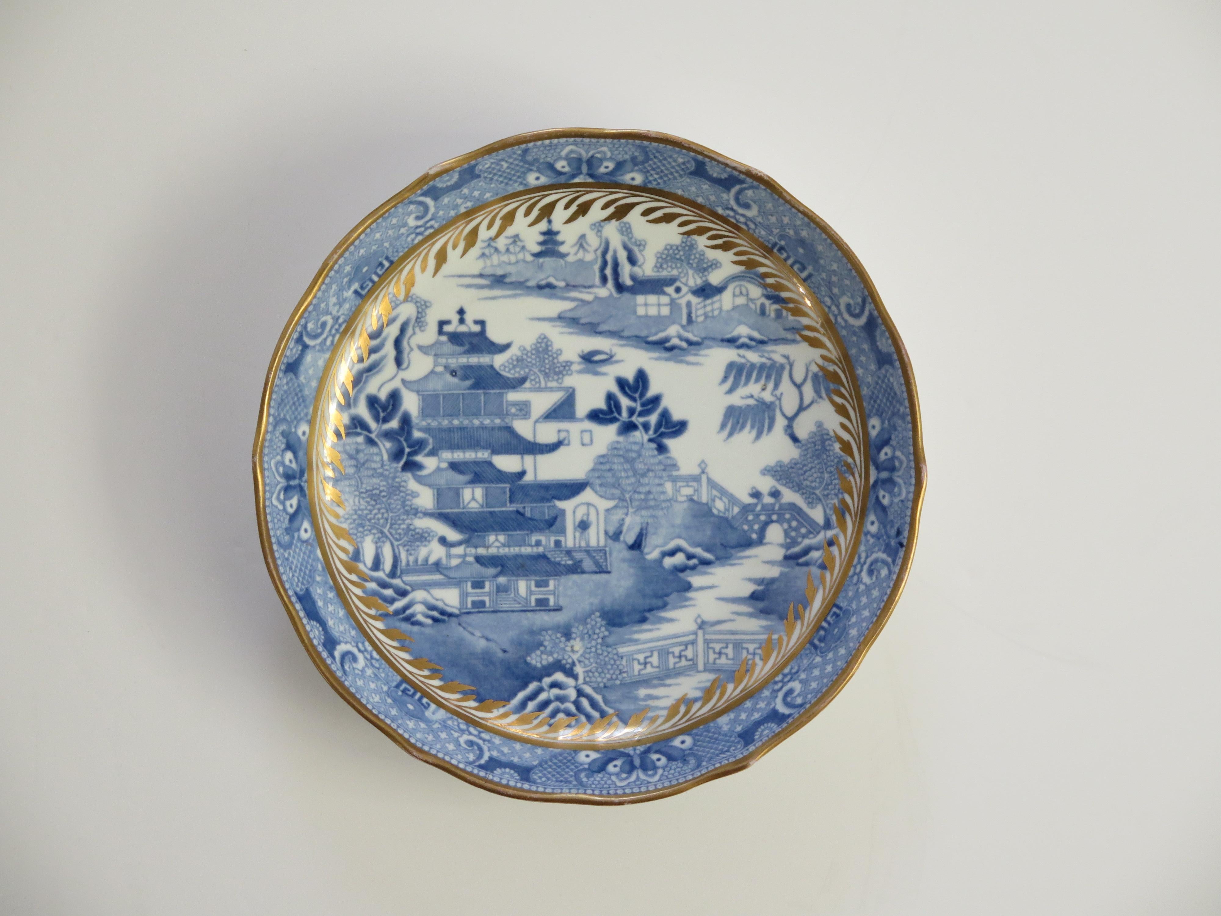 Anglais Saucière Miles Mason en porcelaine bleue et blanche dorée à motif de Broseley, ca 1805 en vente