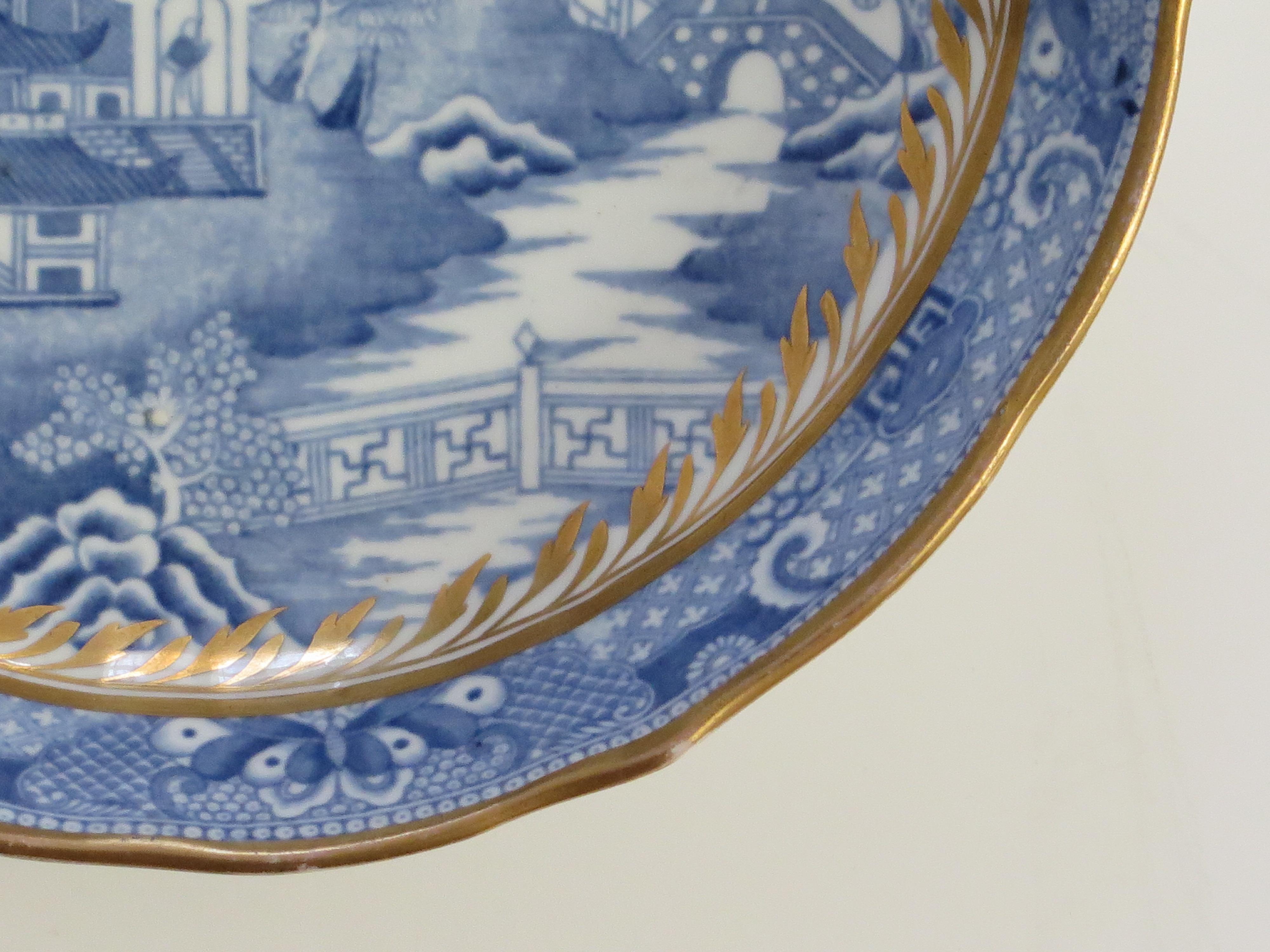 XIXe siècle Saucière Miles Mason en porcelaine bleue et blanche dorée à motif de Broseley, ca 1805 en vente