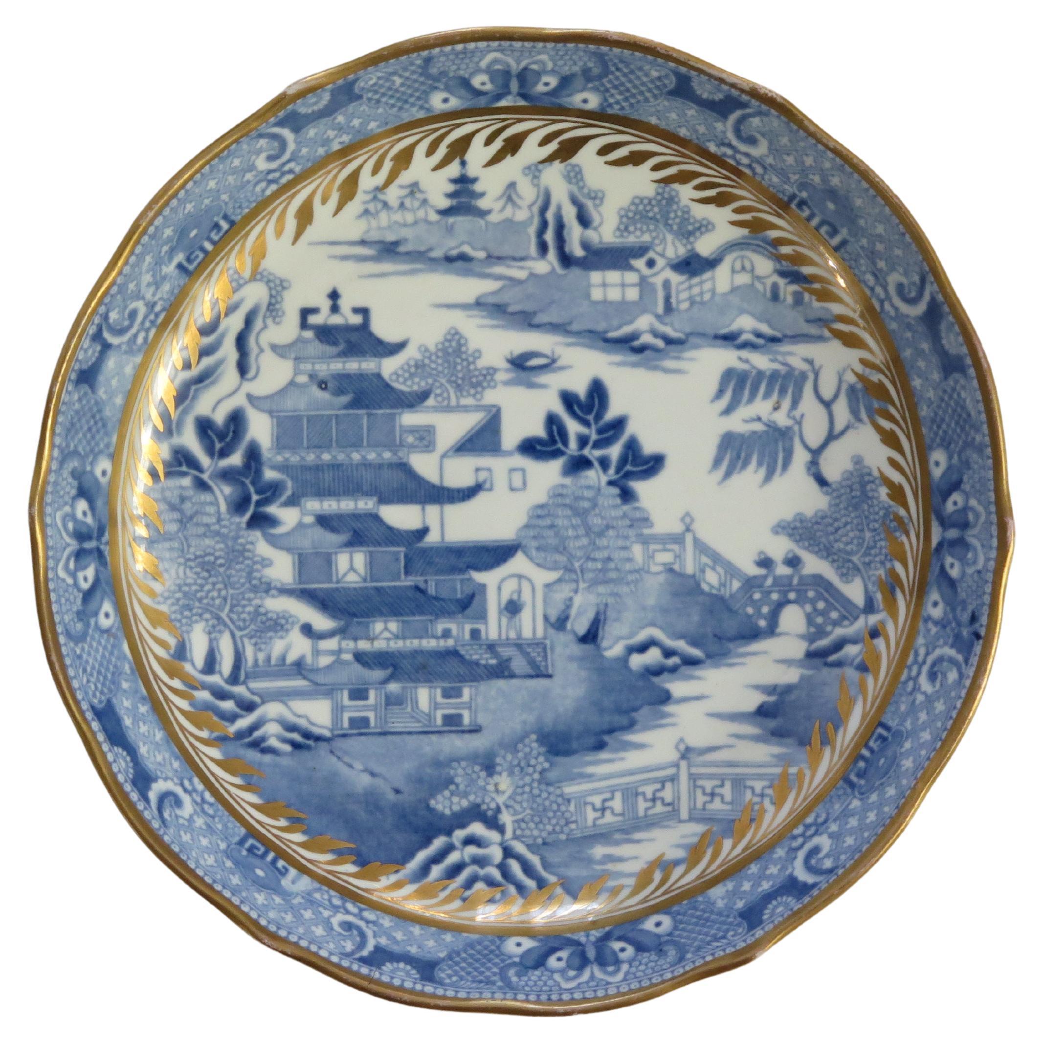Saucière Miles Mason en porcelaine bleue et blanche dorée à motif de Broseley, ca 1805
