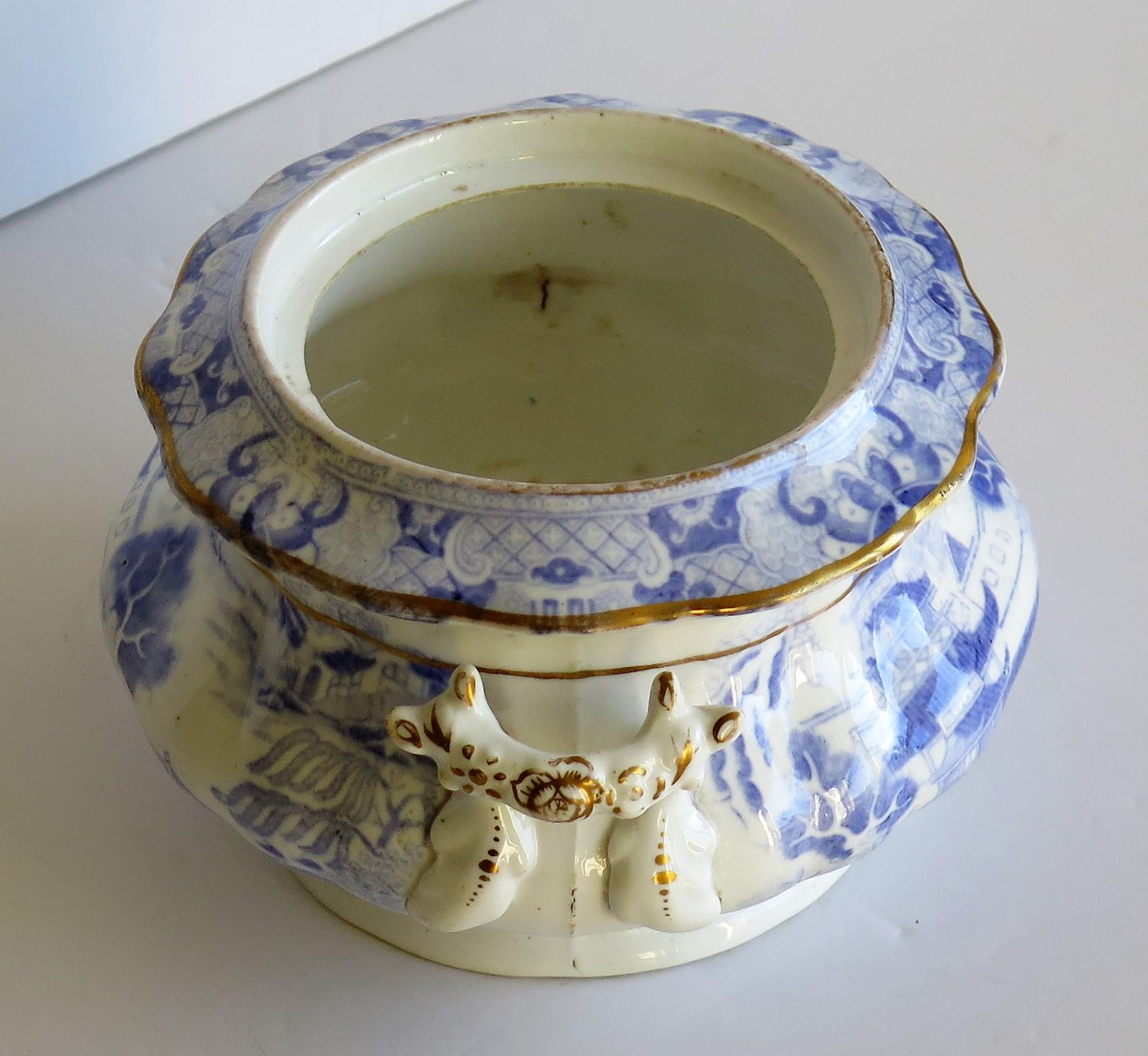 Miles Mason Porcelain Sucrier Blue and White Broseley Willow Pattern, circa 1810 For Sale 3
