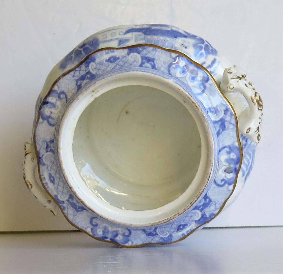 Miles Mason Porcelain Sucrier Blue and White Broseley Willow Pattern, circa 1810 For Sale 6