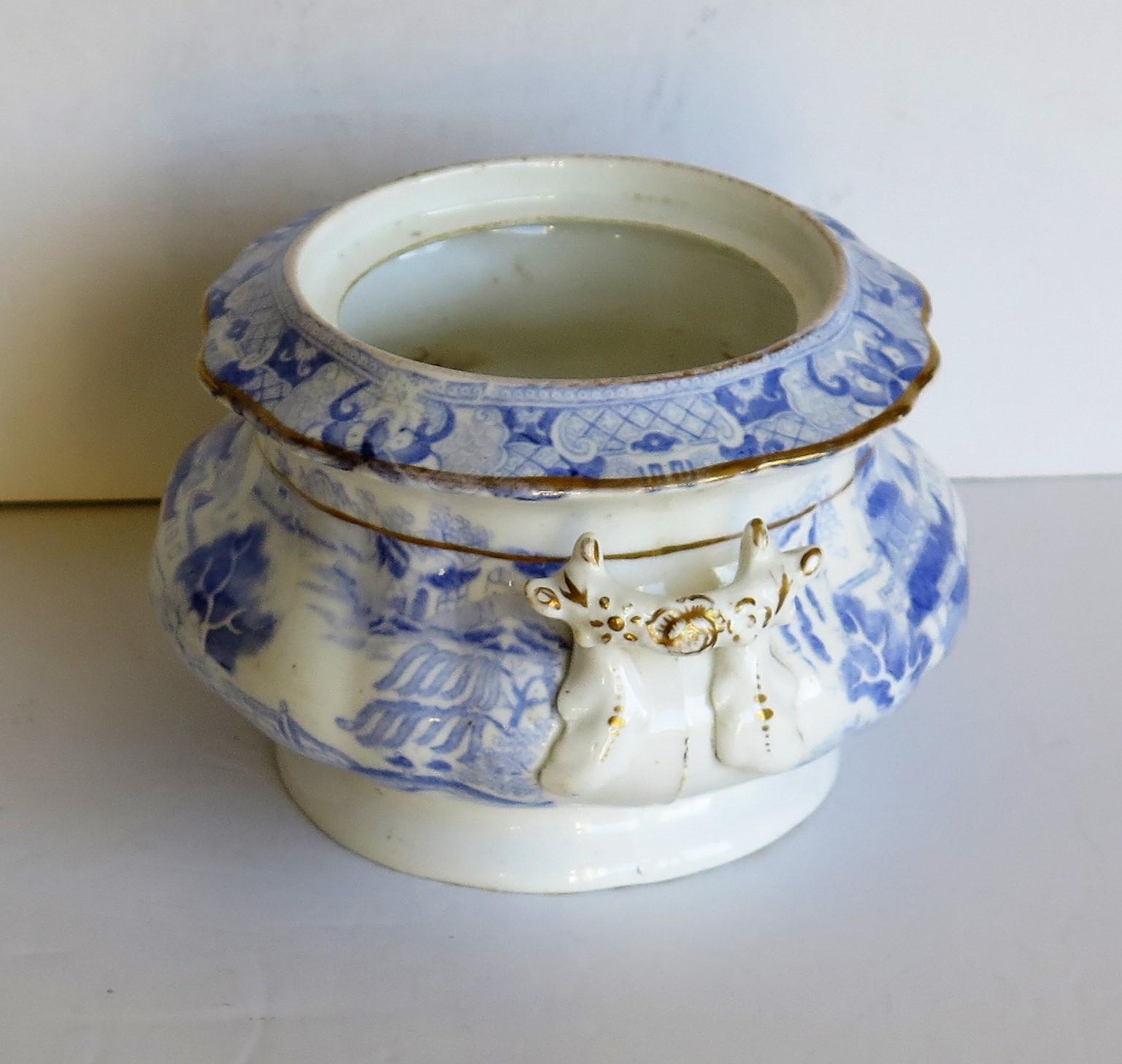 Chinoiserie Miles Mason Porcelain Sucrier Blue and White Broseley Willow Pattern, circa 1810 For Sale