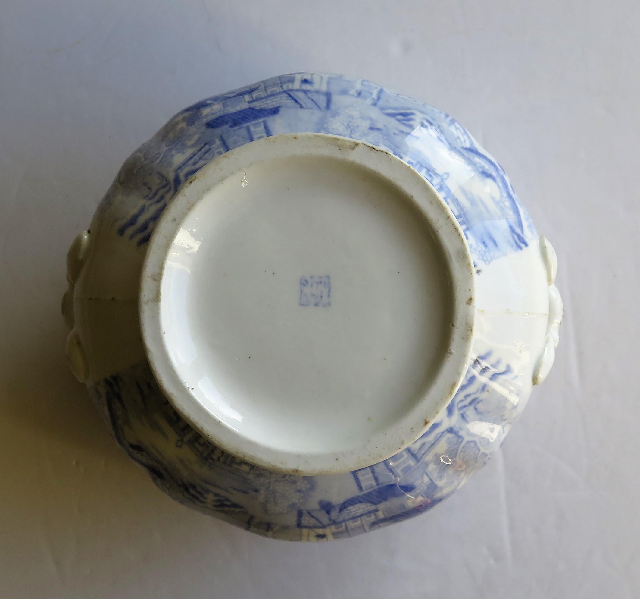 English Miles Mason Porcelain Sucrier Blue and White Broseley Willow Pattern, circa 1810 For Sale