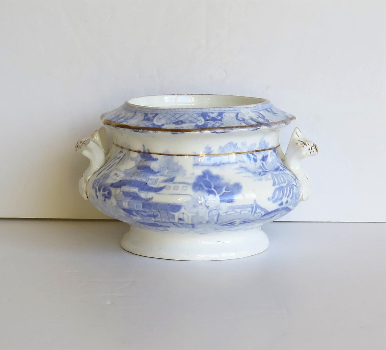 Vernissé Sucrier en porcelaine bleu et blanc à motif de saule de Miles Mason, datant d'environ 1810 en vente