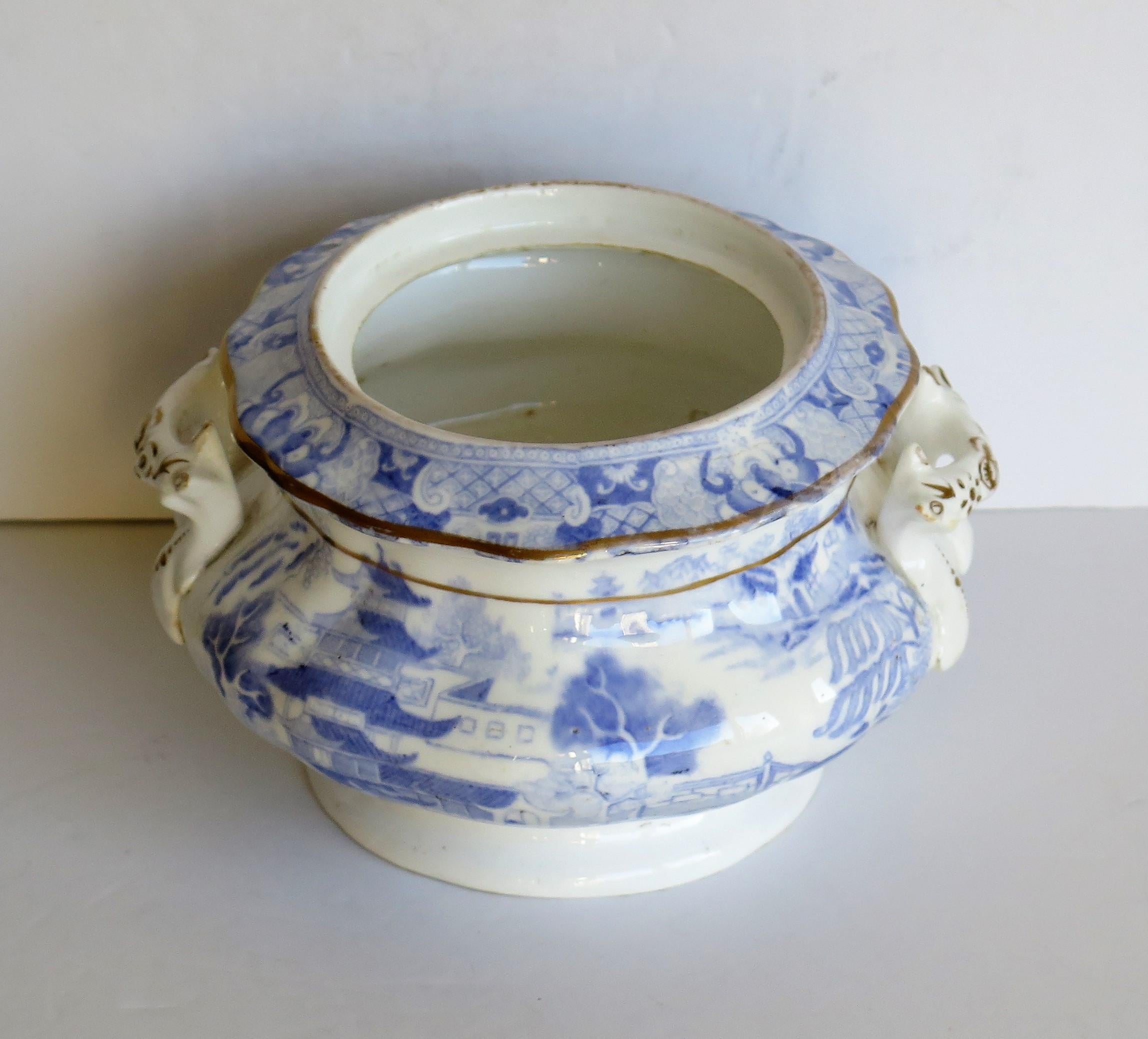 Sucrier en porcelaine bleu et blanc à motif de saule de Miles Mason, datant d'environ 1810 Bon état - En vente à Lincoln, Lincolnshire