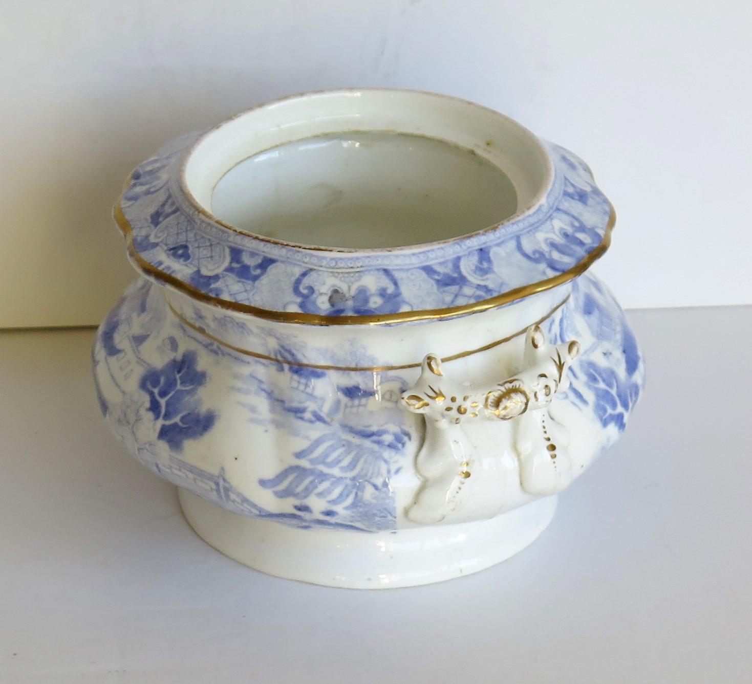 Miles Mason Porcelain Sucrier Blue and White Broseley Willow Pattern, circa 1810 For Sale 1