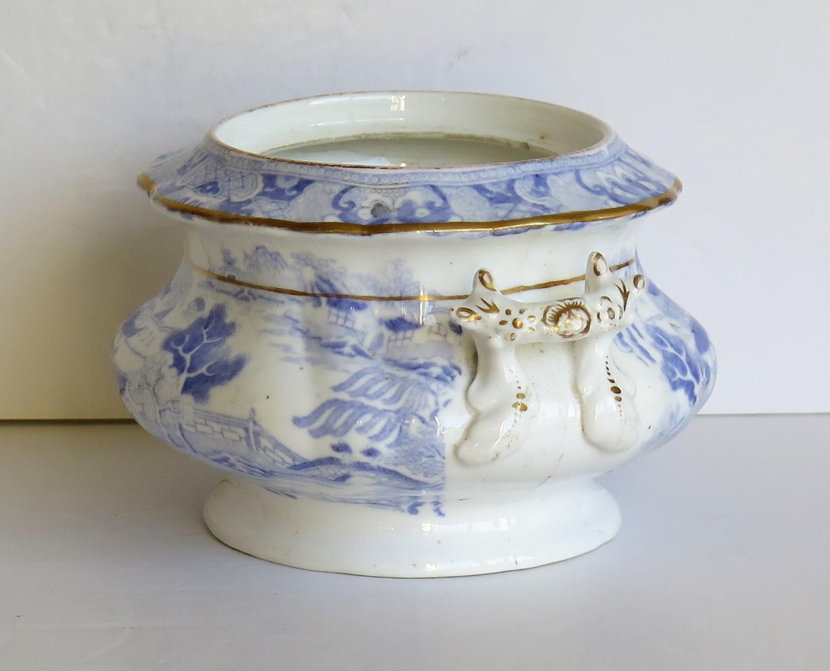Miles Mason Porcelain Sucrier Blue and White Broseley Willow Pattern, circa 1810 For Sale 2