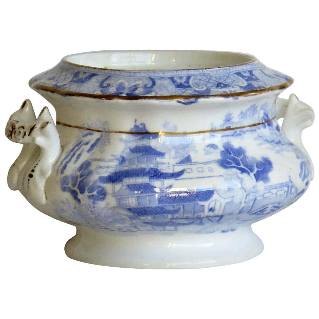 Miles Mason Porcelain Sucrier Patrón de sauce azul y blanco de Broseley, hacia 1810