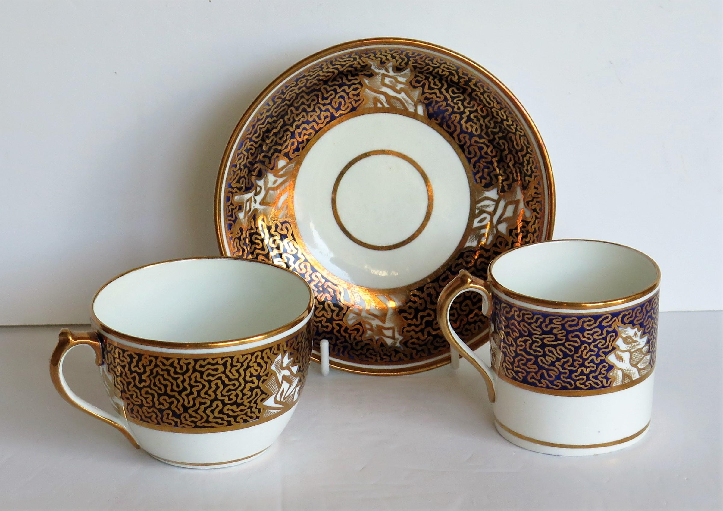Il s'agit d'un trio en porcelaine bleue et dorée comprenant une tasse à café, une tasse à thé et une soucoupe du modèle numéro 470 réalisé par Miles Mason (Mason's), Staffordshire Potteries, au début de la période George 111 du XIXe siècle, vers