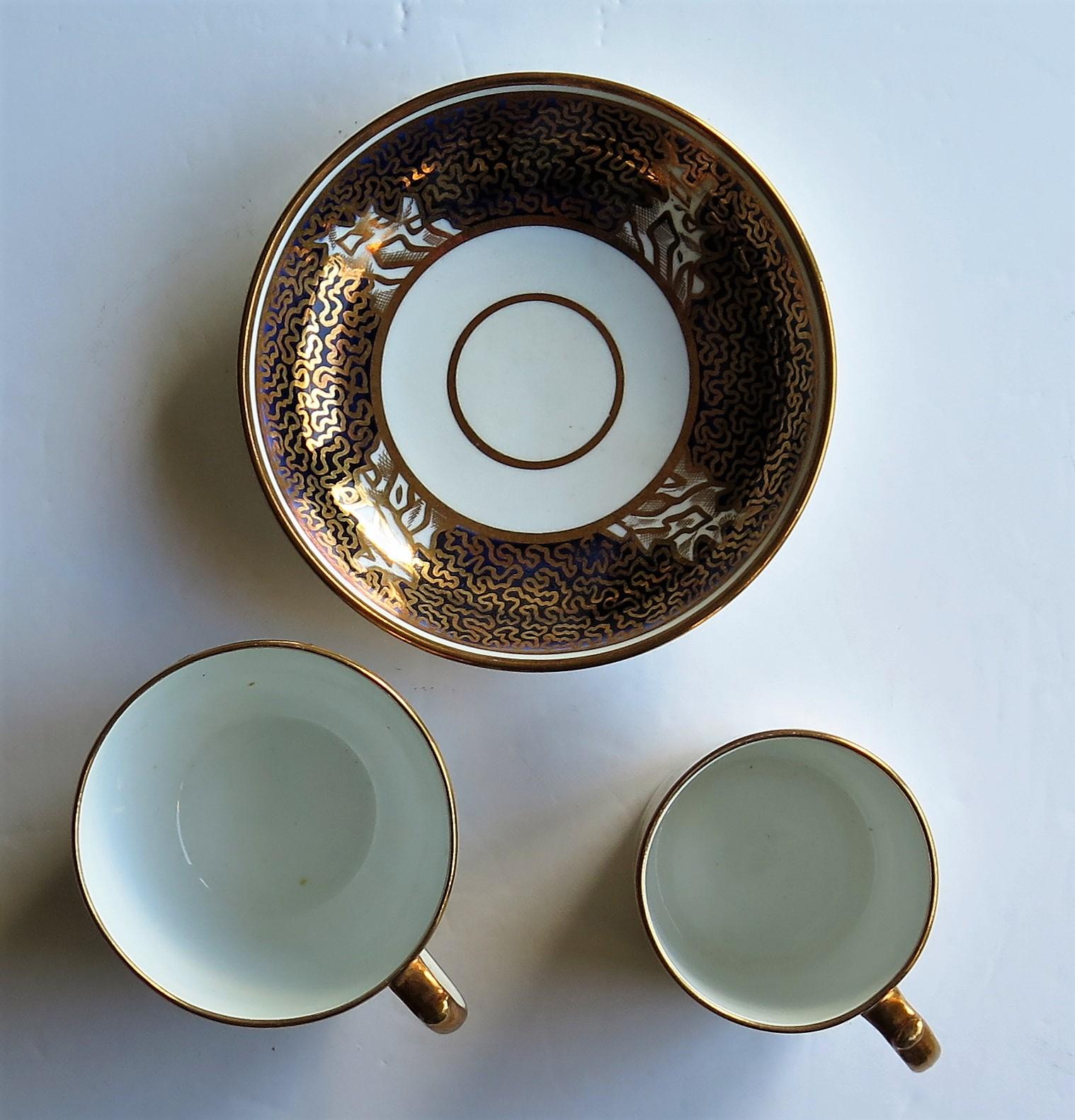 English Miles Mason Porcelain Trio Finely Hand Painted & Gilded Pattern 470, circa 1808 For Sale