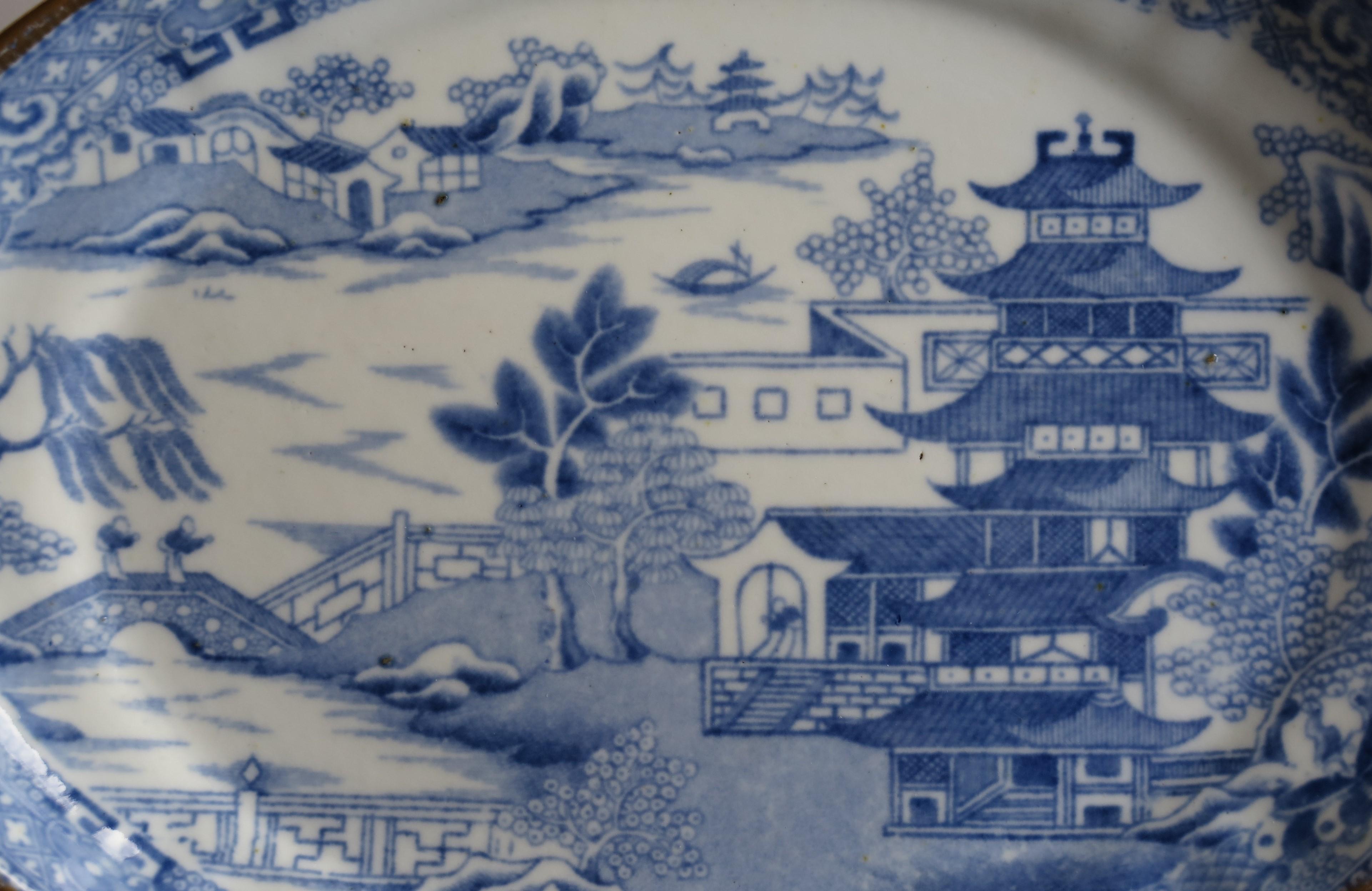 Porte-théière ou plat Miles Mason à motif de pagode bleu et blanc:: vers 1810 5