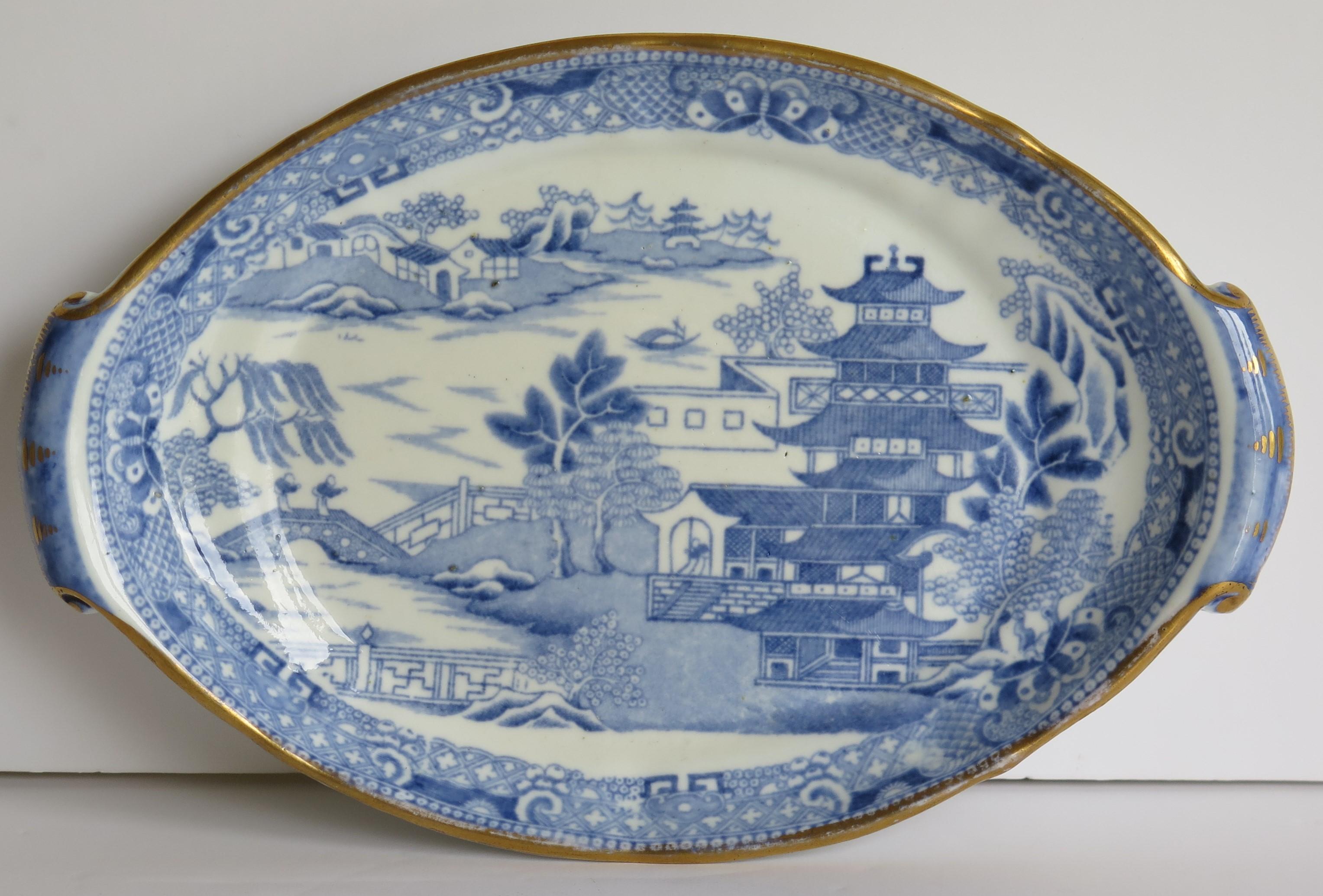 Chinoiseries Porte-théière ou plat Miles Mason à motif de pagode bleu et blanc:: vers 1810
