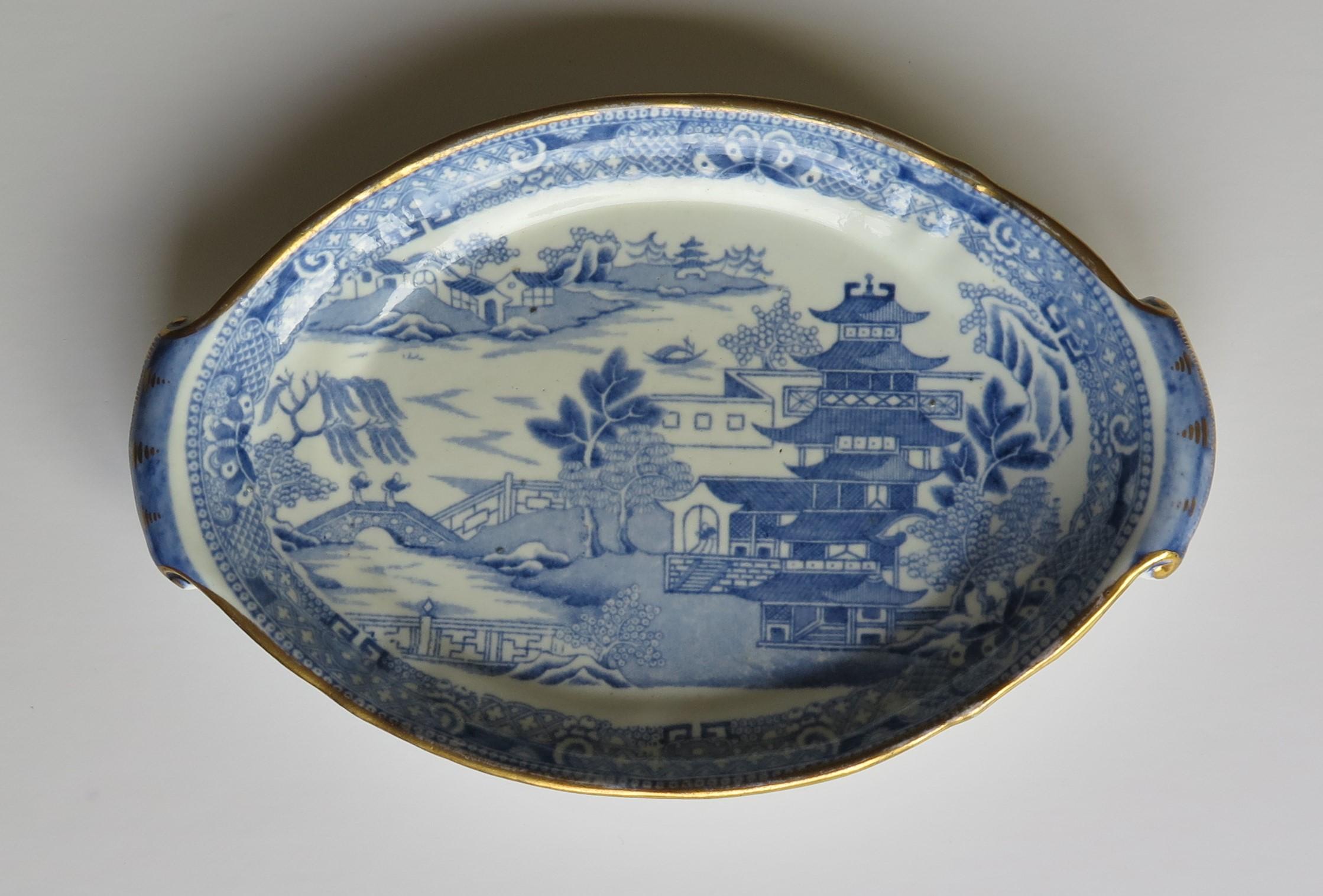 Anglais Porte-théière ou plat Miles Mason à motif de pagode bleu et blanc:: vers 1810