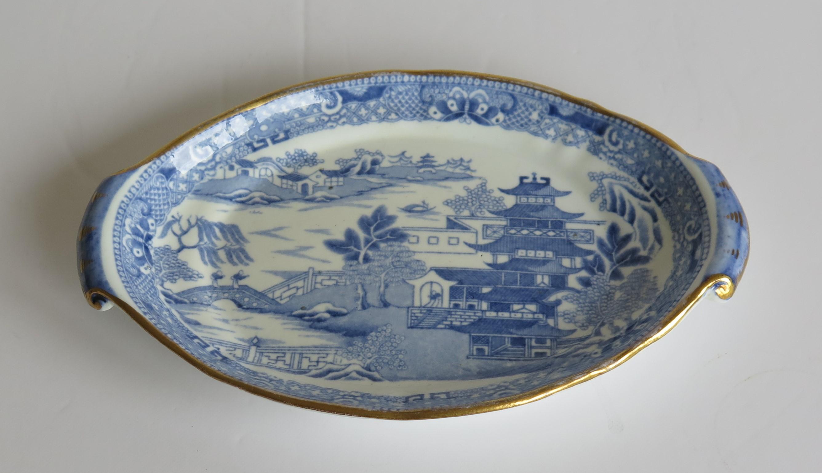 Vernissé Porte-théière ou plat Miles Mason à motif de pagode bleu et blanc:: vers 1810