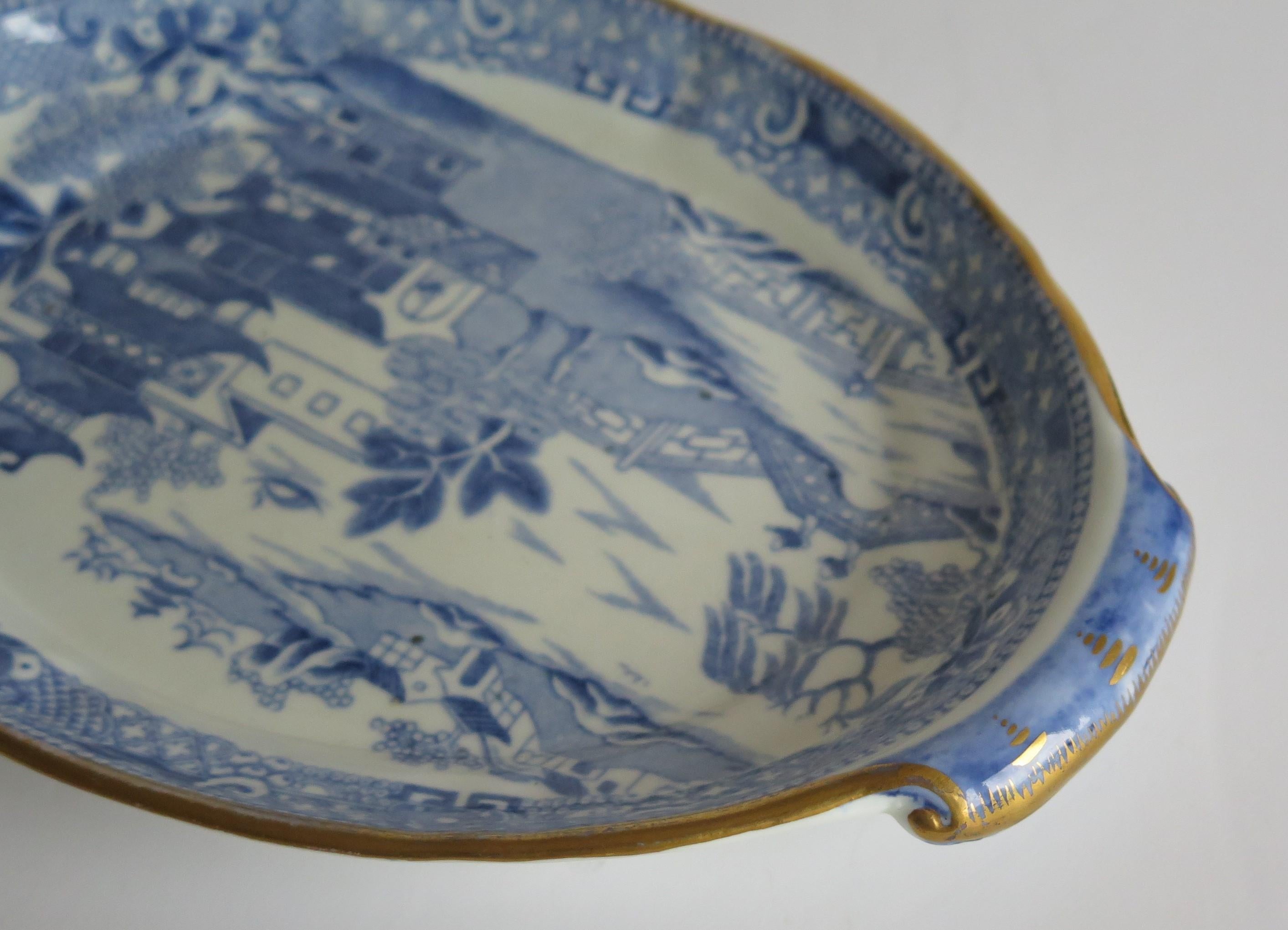 Porcelaine Porte-théière ou plat Miles Mason à motif de pagode bleu et blanc:: vers 1810