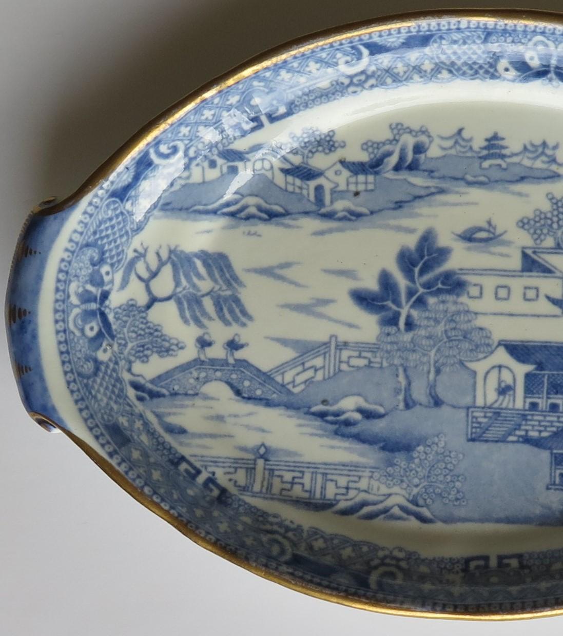 Porte-théière ou plat Miles Mason à motif de pagode bleu et blanc:: vers 1810 1