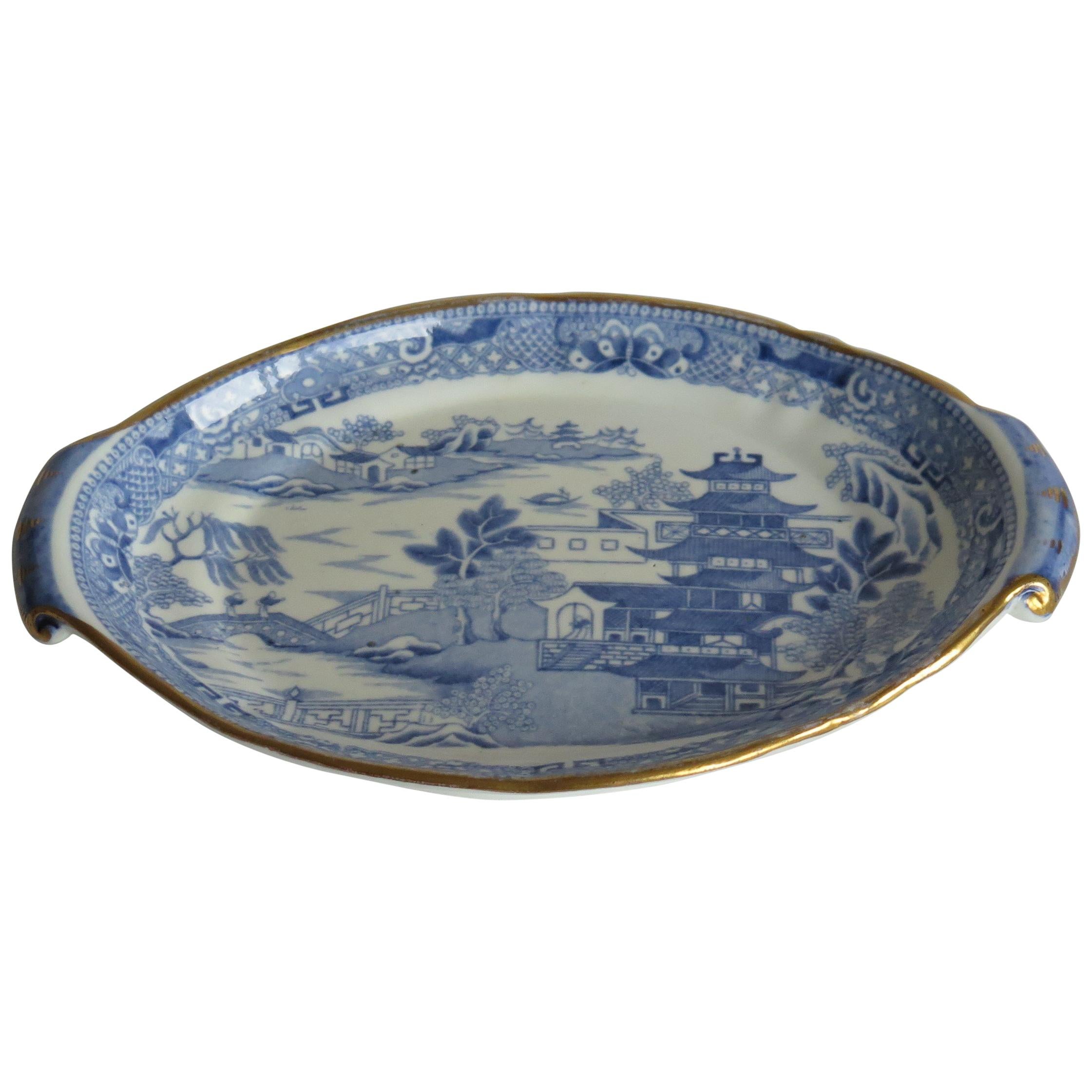 Porte-théière ou plat Miles Mason à motif de pagode bleu et blanc:: vers 1810