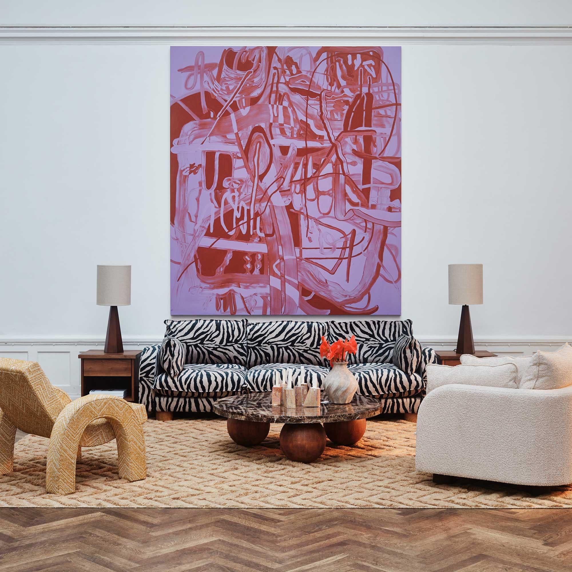 Miles Sofa Zebra ist ein 3-Sitzer-Sofa mit einem Gestell aus massivem Fichtenholz, Sperrholz und einer Füllung aus Entendaunen, Silikonmurmeln und Schaumstoff. Das Sofa ist mit einem Stoff von James MALONE gepolstert. Neben diesem Sofa umfasst die