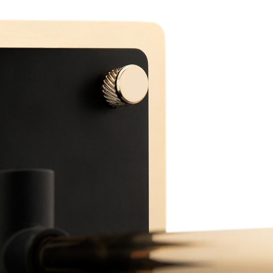 El aplique Miles está inspirado en una de las figuras más influyentes y aclamadas de la historia del jazz y de la música del siglo XX: Miles Davis. Este moderno aplique tiene el propósito de representar el impresionante carisma de esta destacada