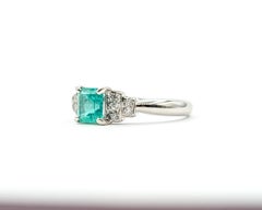 Bague émeraude et diamant à grains multiples en platine