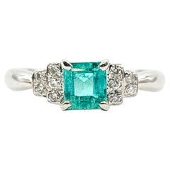 Bague émeraude et diamant à grains multiples en platine