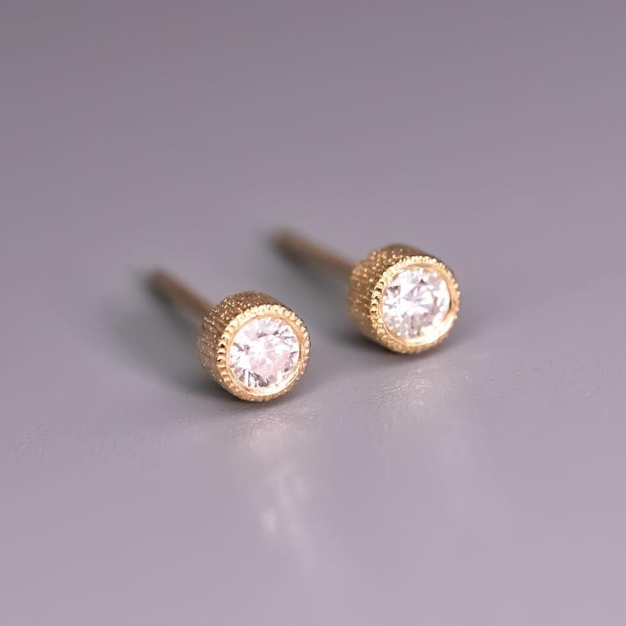 Milgrain Finish Natural Diamond Bezel Stud Earrings 18K Yellow Gold In New Condition For Sale In Suwanee, GA