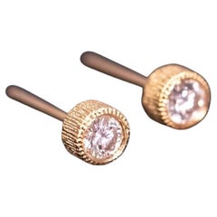 Ohrstecker mit Milgrain-Finish, natürlicher Diamant-Lünette aus 18 Karat Gelbgold