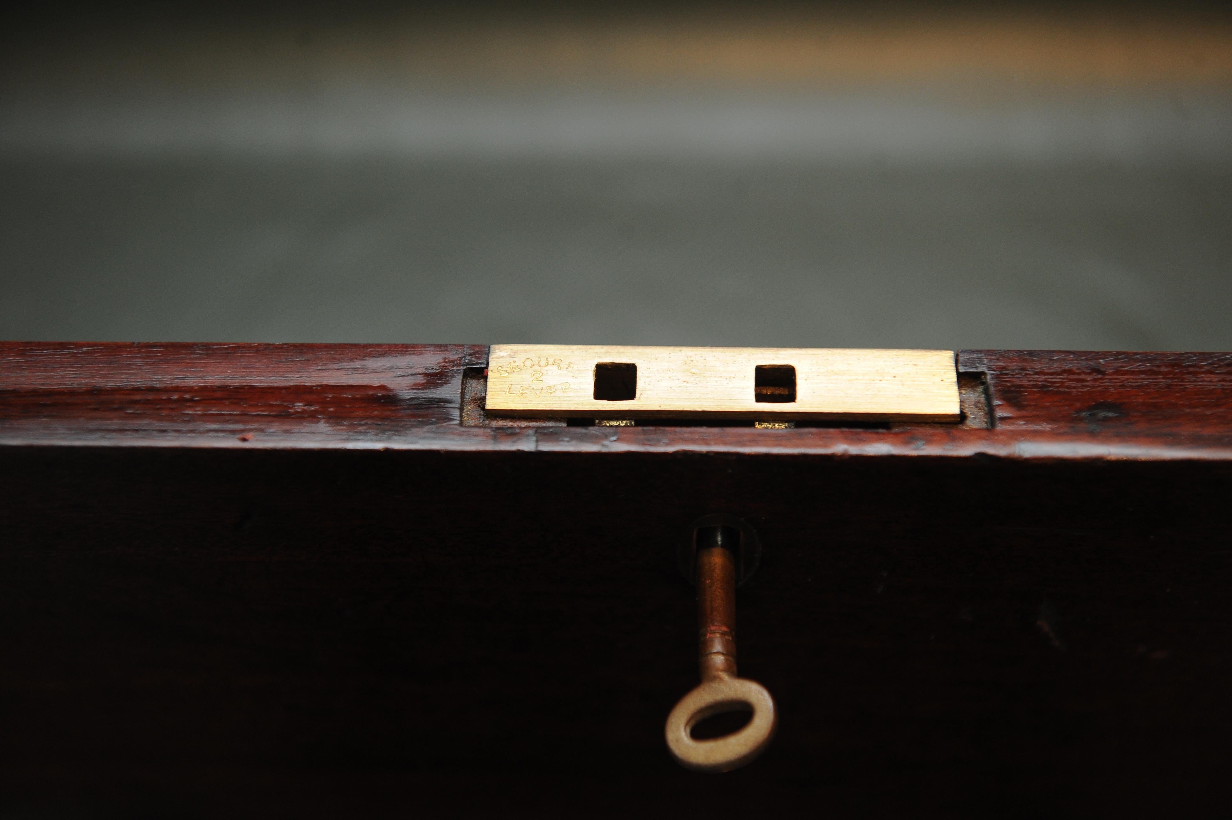 Military Campaign Brass Bound Victorian Walnut Veneered Gun, Desk Storage Case In Good Condition For Sale In High Wycombe, Buckinghamshire