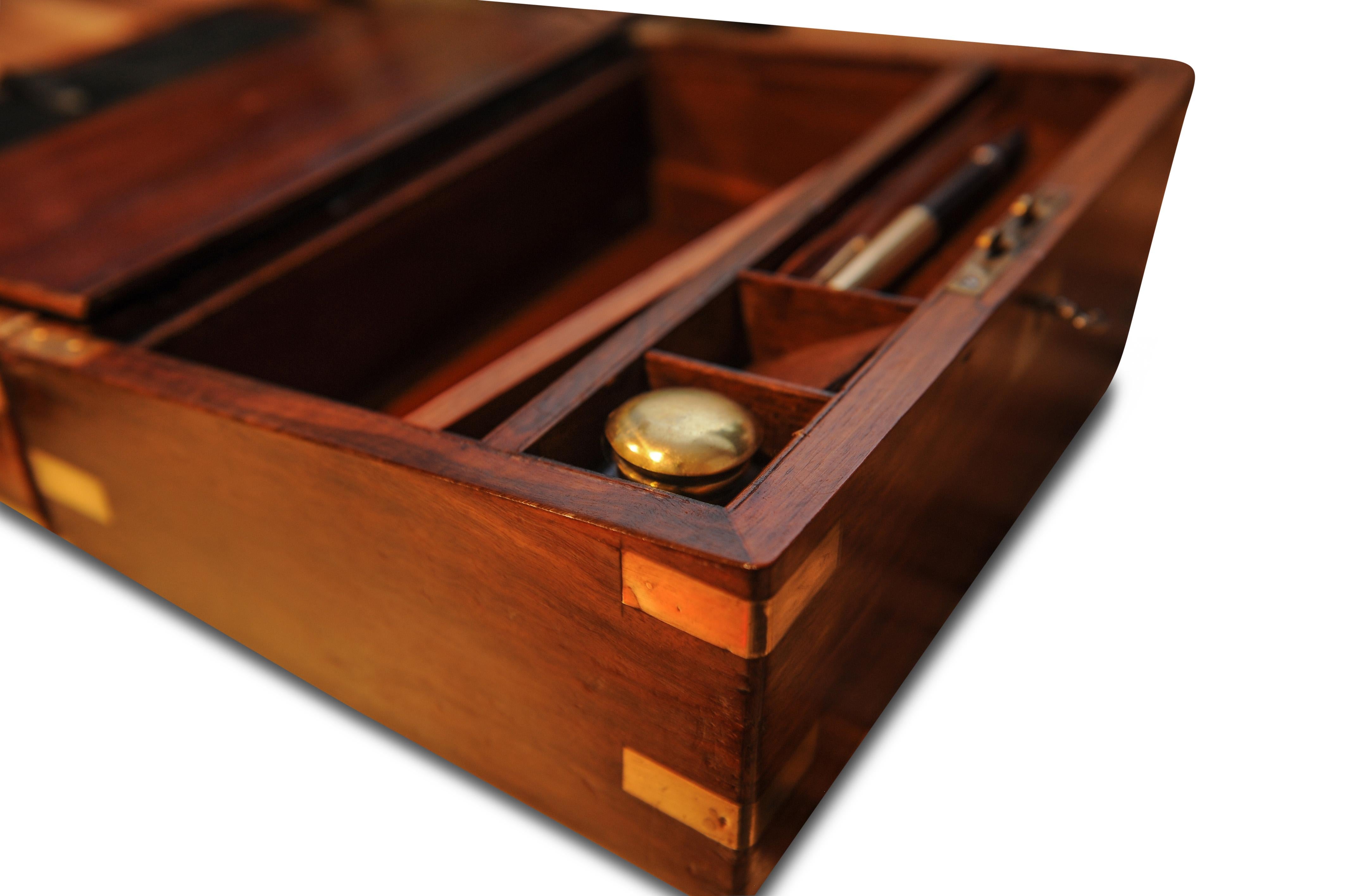Military Campaign Brass Bound Victorian Walnut Veneered Writing Slope with Key In Good Condition For Sale In High Wycombe, Buckinghamshire