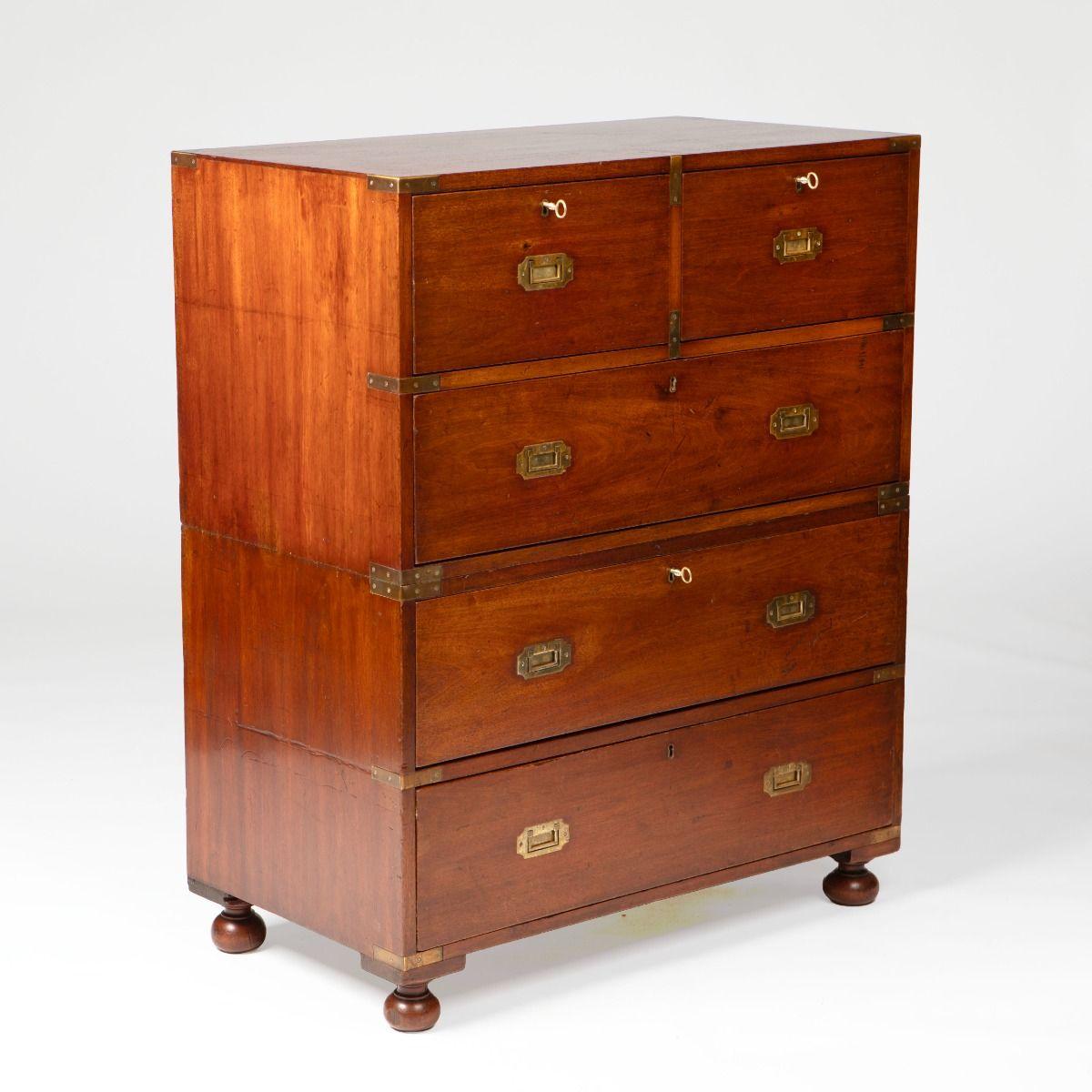 Cassapanca militare inglese Campaigner realizzata in mogano cubano massiccio con una bellissima venatura e una patina calda.

Il pezzo è realizzato in due sezioni separate - la parte superiore con tre cassetti e la parte inferiore con due - un