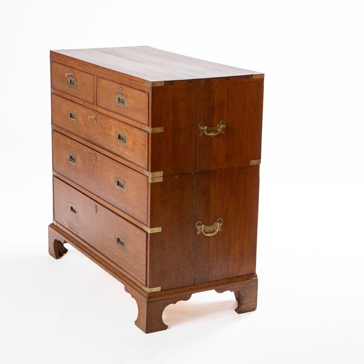 Elegante e funzionale cassapanca da campagna realizzata in rovere massiccio con maniglie originali in ottone incassate e supporti angolari in ottone.
Il baule è realizzato in due sezioni separate con maniglie in ottone sui lati, che lo rendono