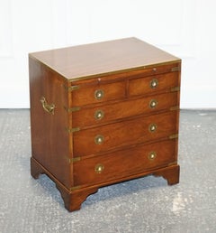 TAVOLINO DA LATO CON CASSETTI DI CAMPAGNA MILITARE CON VASSOIO IN PELLE