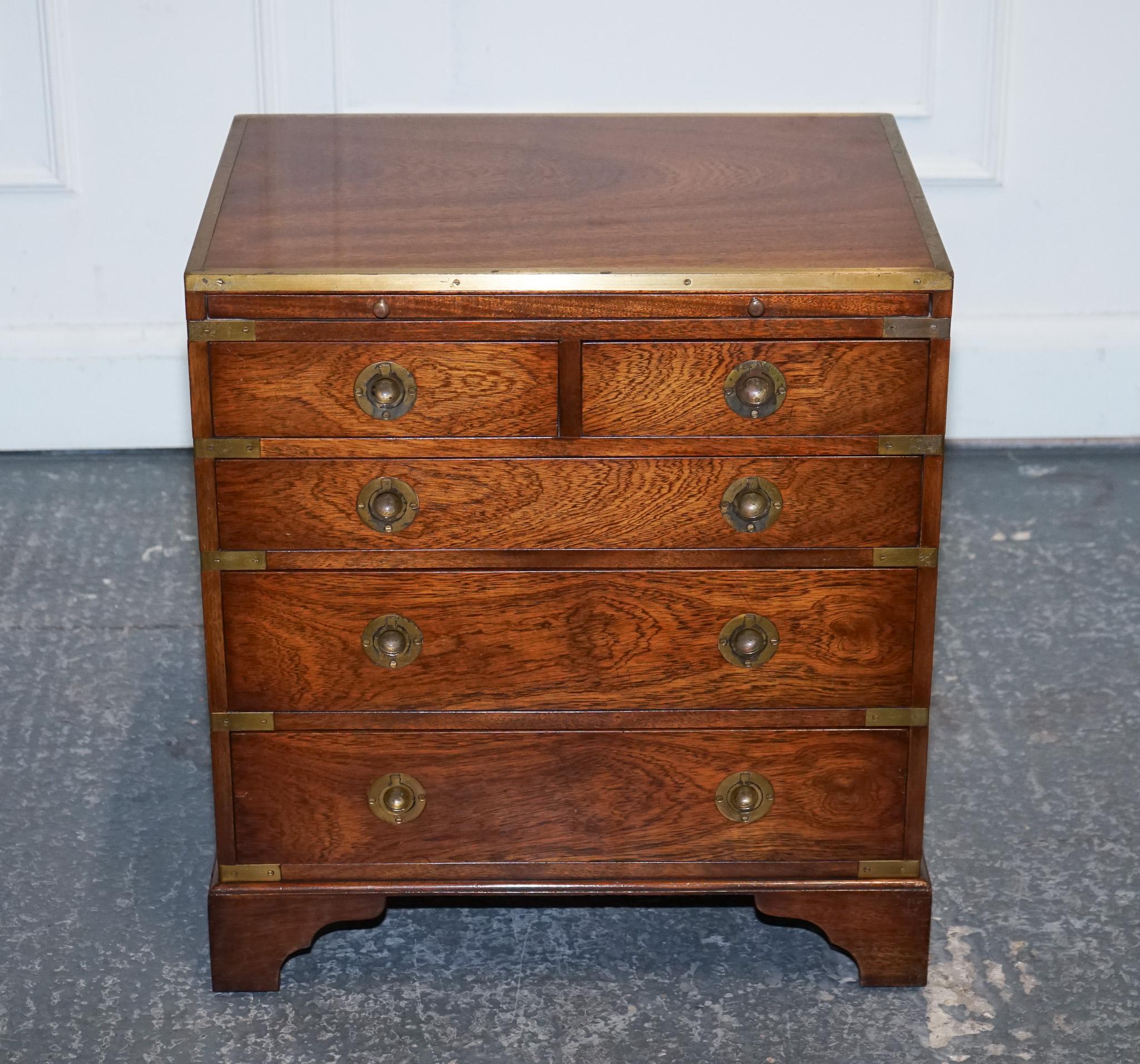 MILITARY CAMPAIGN SMALL CHEST OF DRAWERS SIDE TABLE MIT LEDER SLiDE OUT TRAY (Britisch) im Angebot