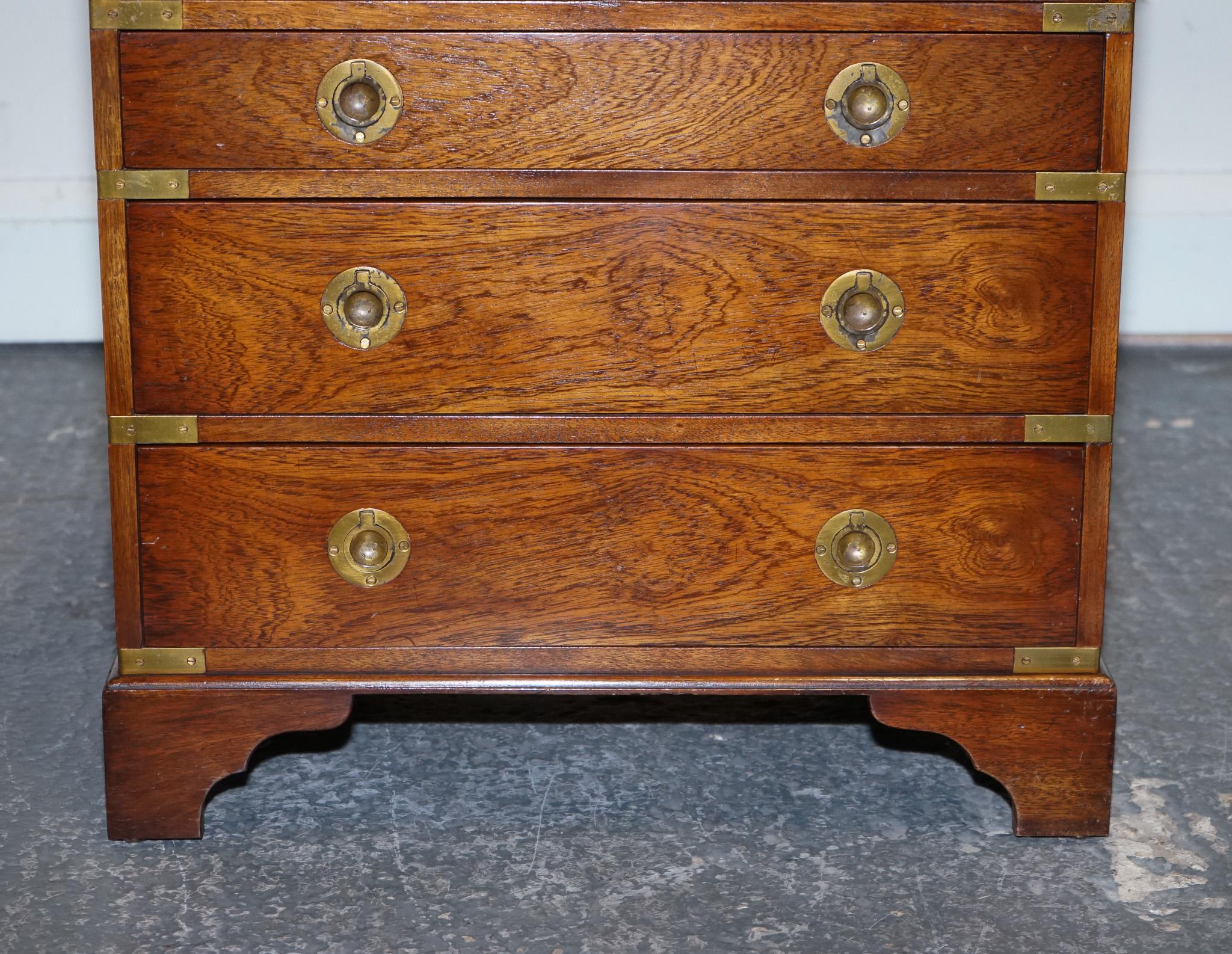 MILITARY CAMPAIGN SMALL CHEST OF DRAWERS SIDE TABLE MIT LEDER SLiDE OUT TRAY im Zustand „Gut“ im Angebot in Pulborough, GB