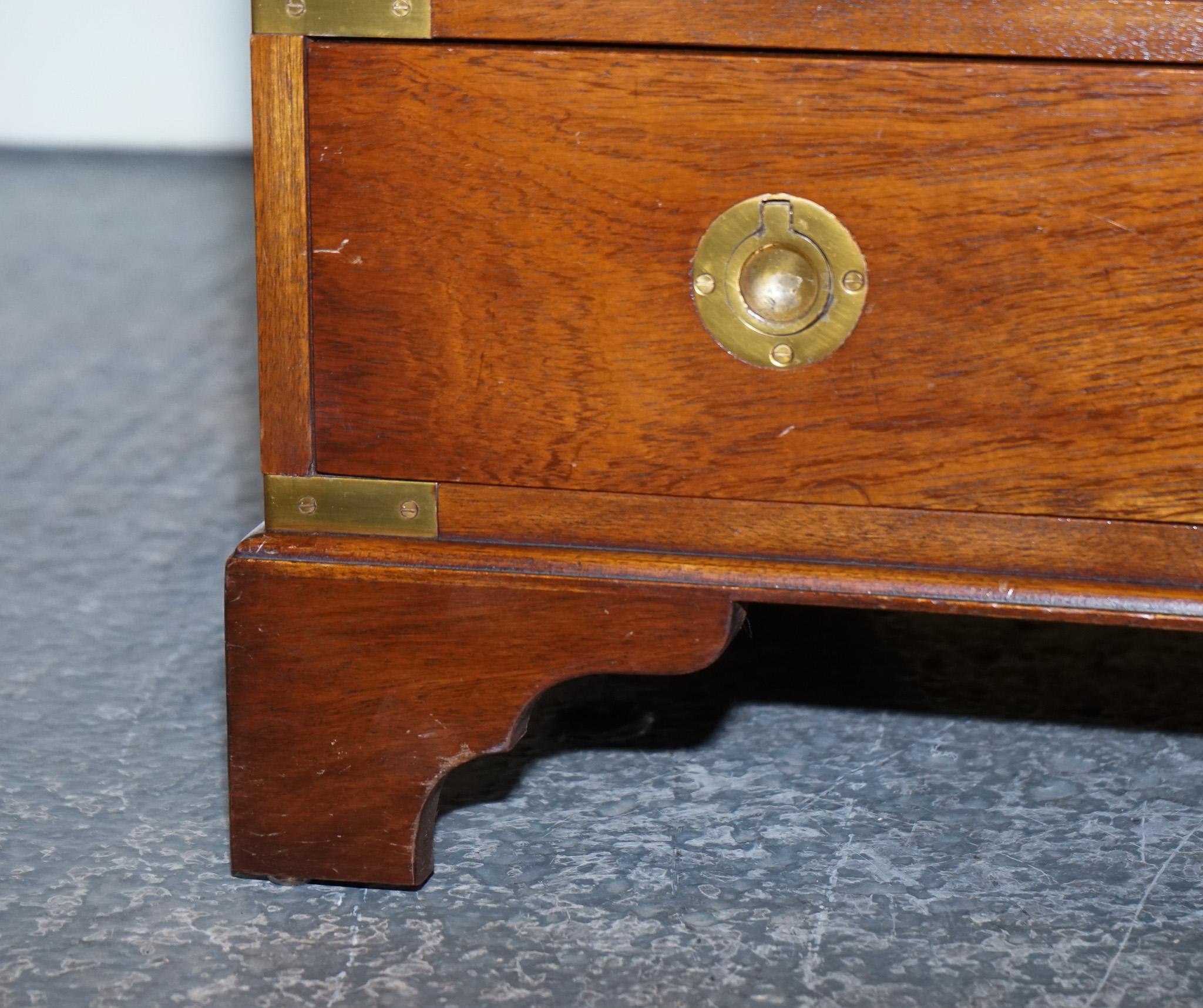 MILITARY CAMPAIGN SMALL CHEST OF DRAWERS SIDE TABLE MIT LEDER SLiDE OUT TRAY (Hartholz) im Angebot