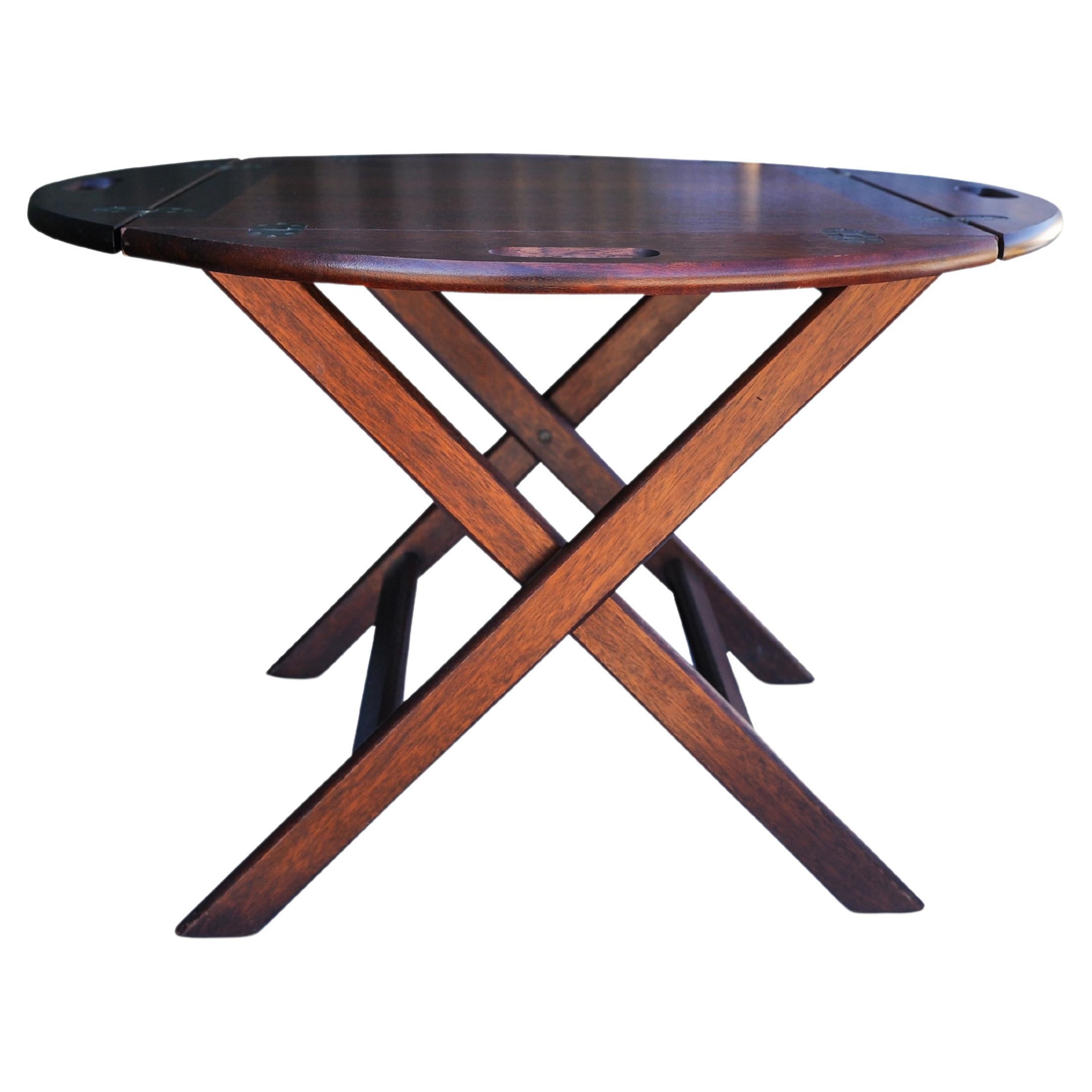 Plateau de campagne militaire en acajou et laiton sur pied pliant.
Idéal pour les réceptions, que ce soit pour servir des boissons, de la nourriture, etc.

Dimensions supplémentaires

Up&Up 
Hauteur 59cm 
Largeur 54,5 cm 
Profondeur 54,5 cm 
 