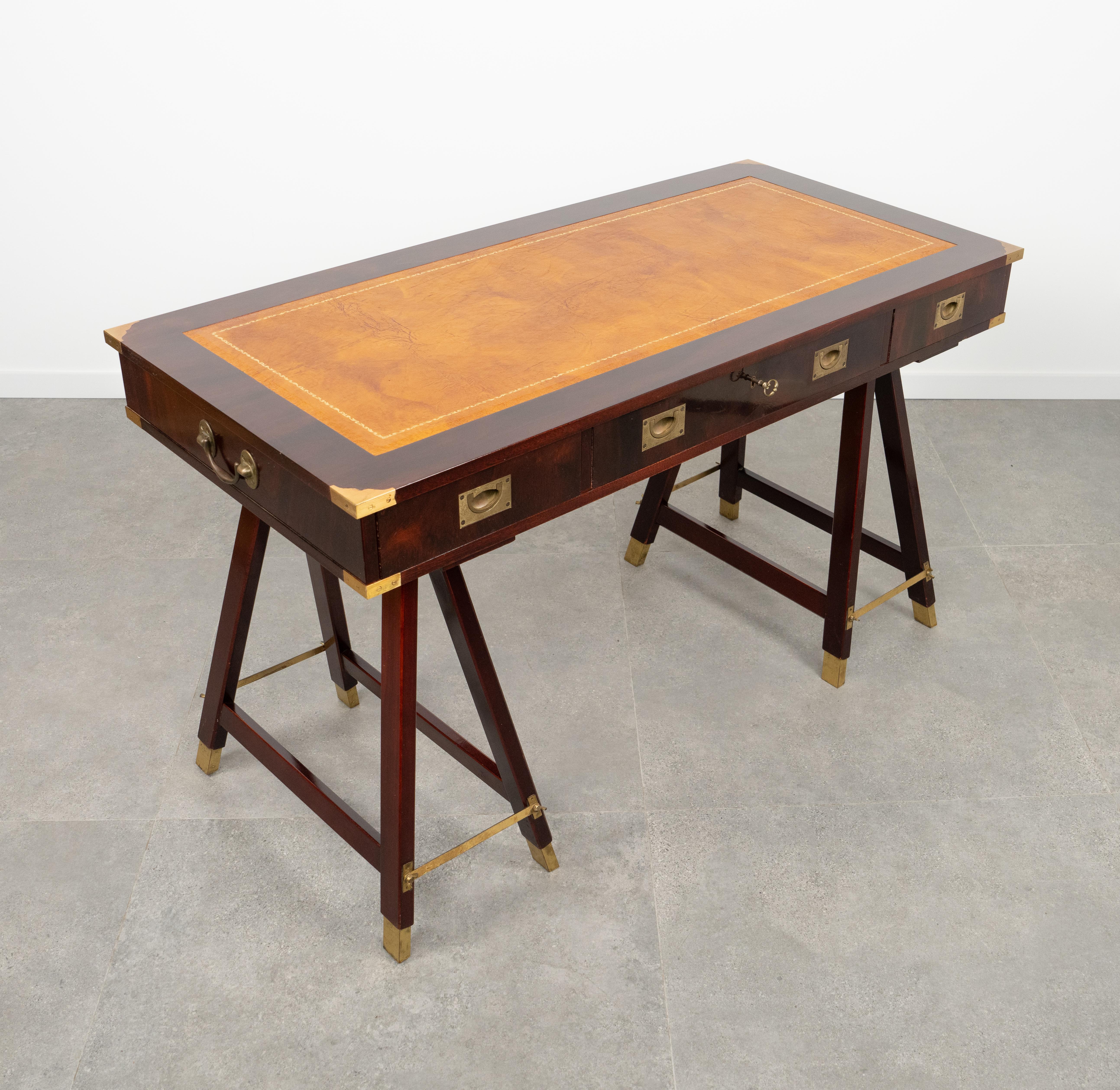 Military Campaign Style Desk Table in Wood, Brass and Leather, Italy 1960s In Good Condition For Sale In Rome, IT